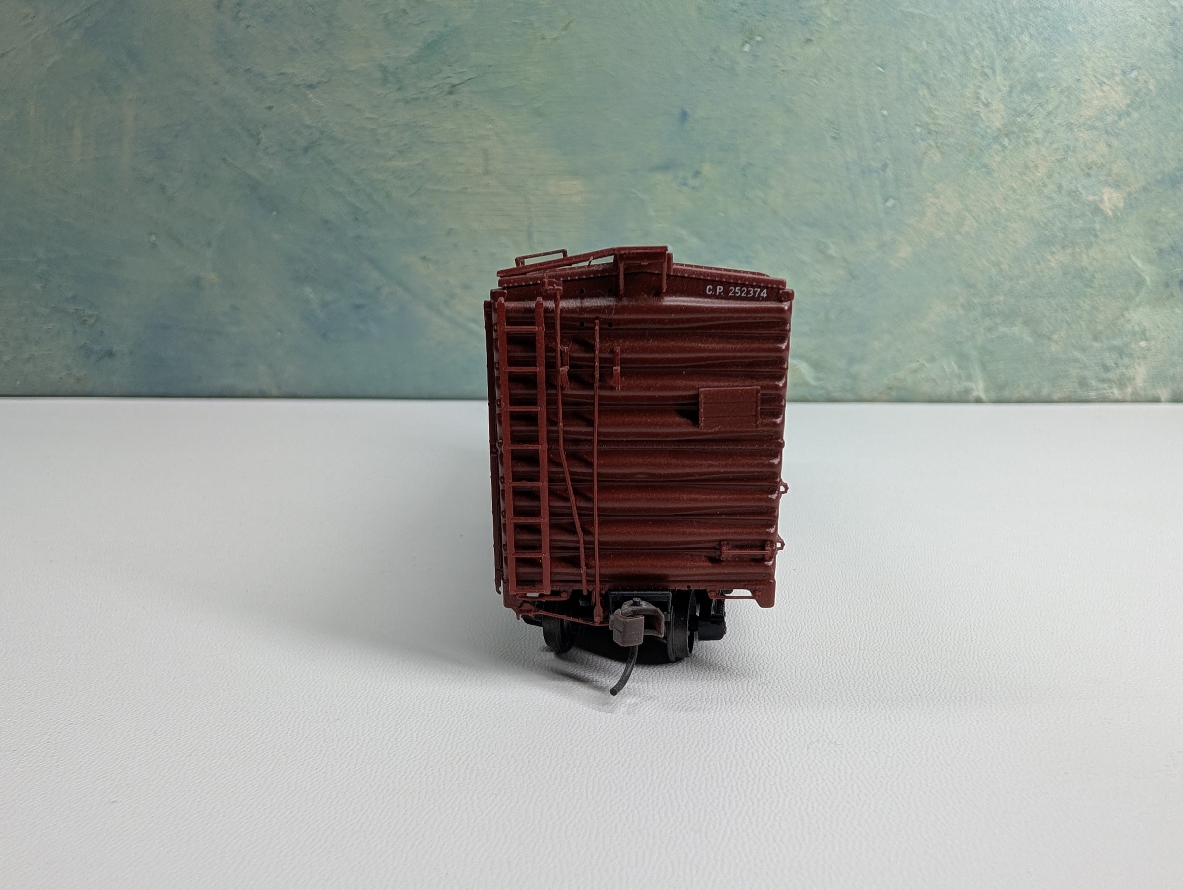 USED HO Scale 40' Box Car Canadian Pacific CP #252374 Metal Wheels