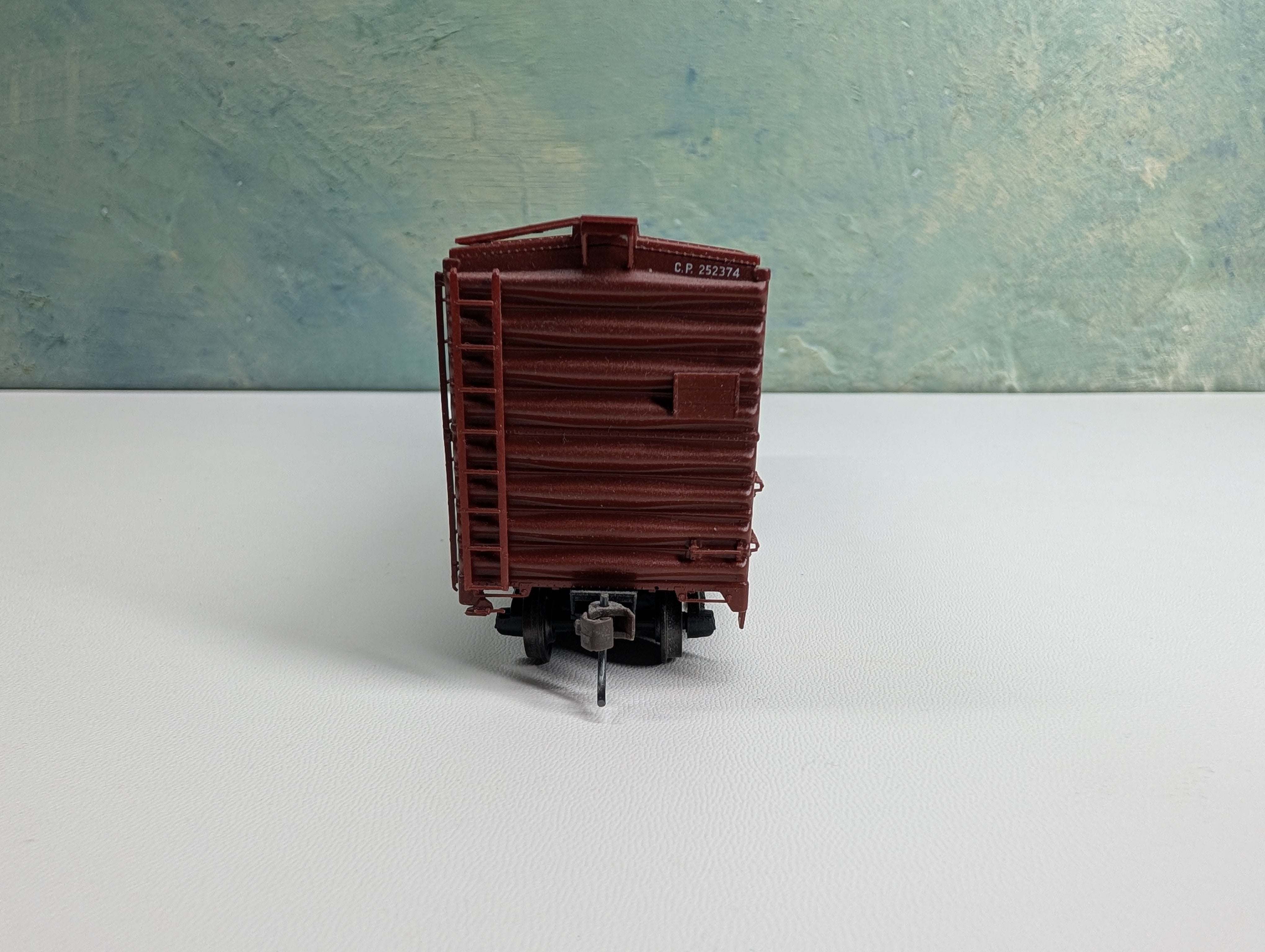 USED HO Scale 40' Box Car Canadian Pacific CP #252374 Metal Wheels