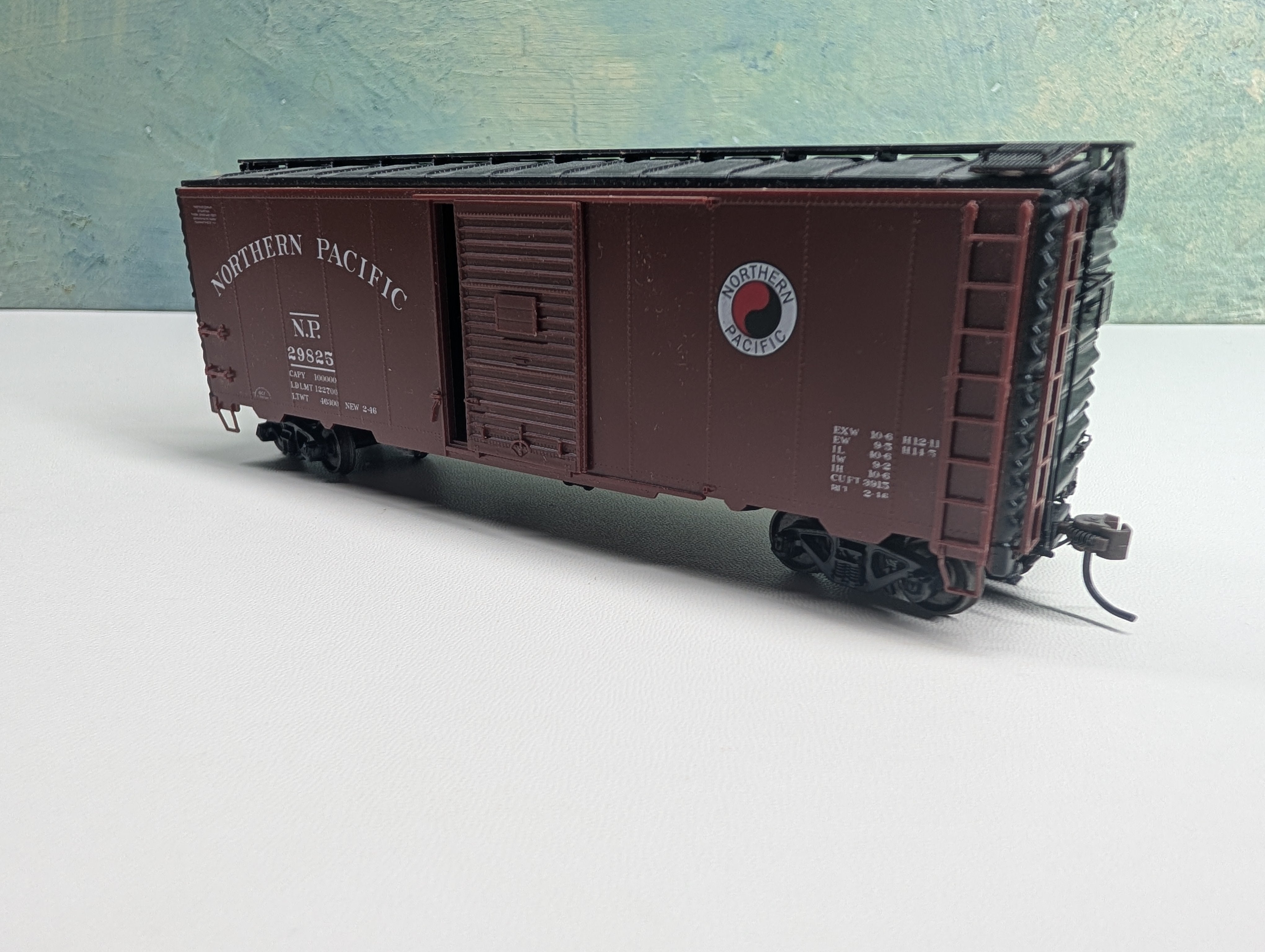 USED HO Scale 40' Box Car Northern Pacific NP #29825 Metal Wheels