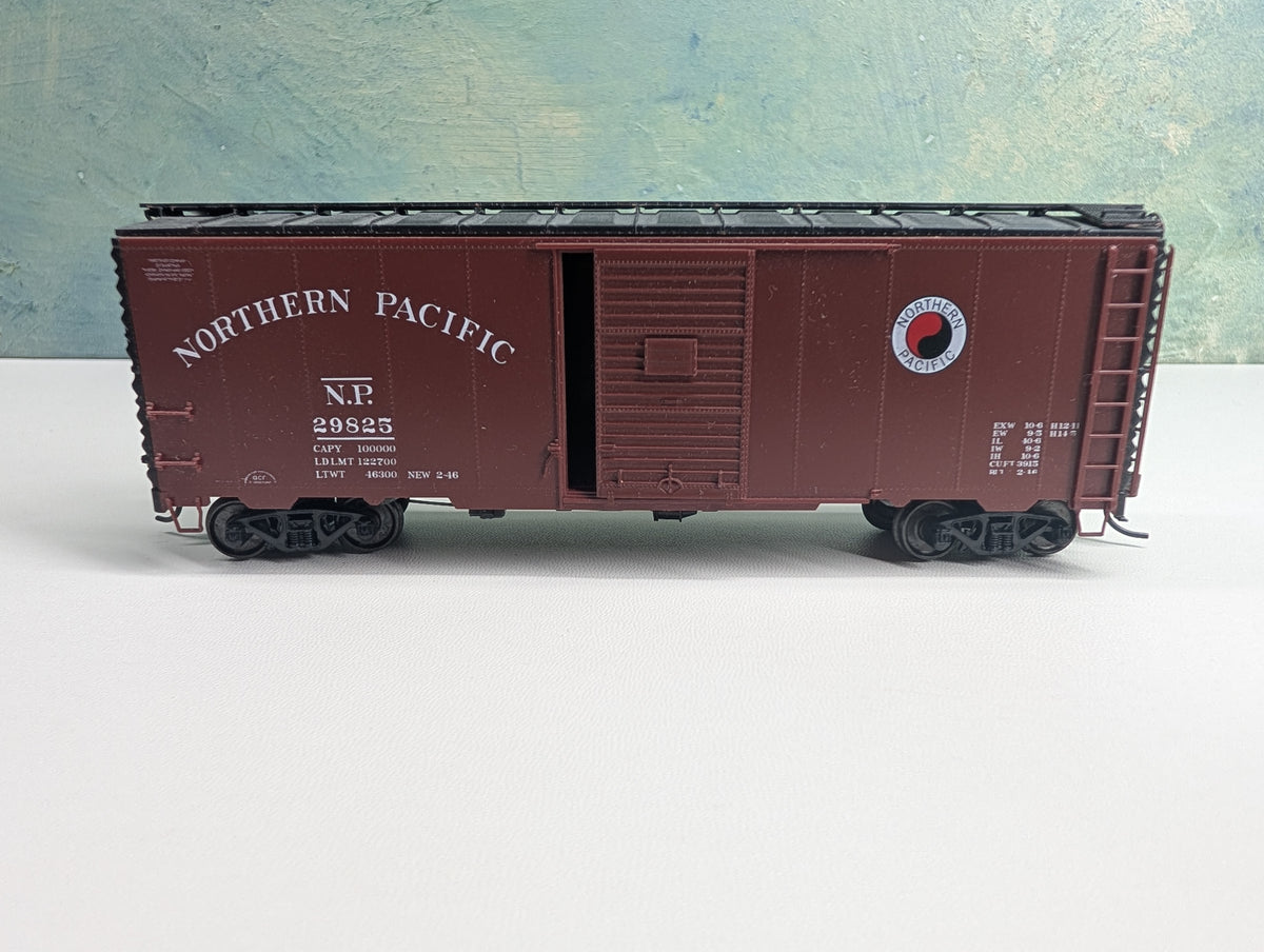 USED HO Scale 40' Box Car Northern Pacific NP #29825 Metal Wheels