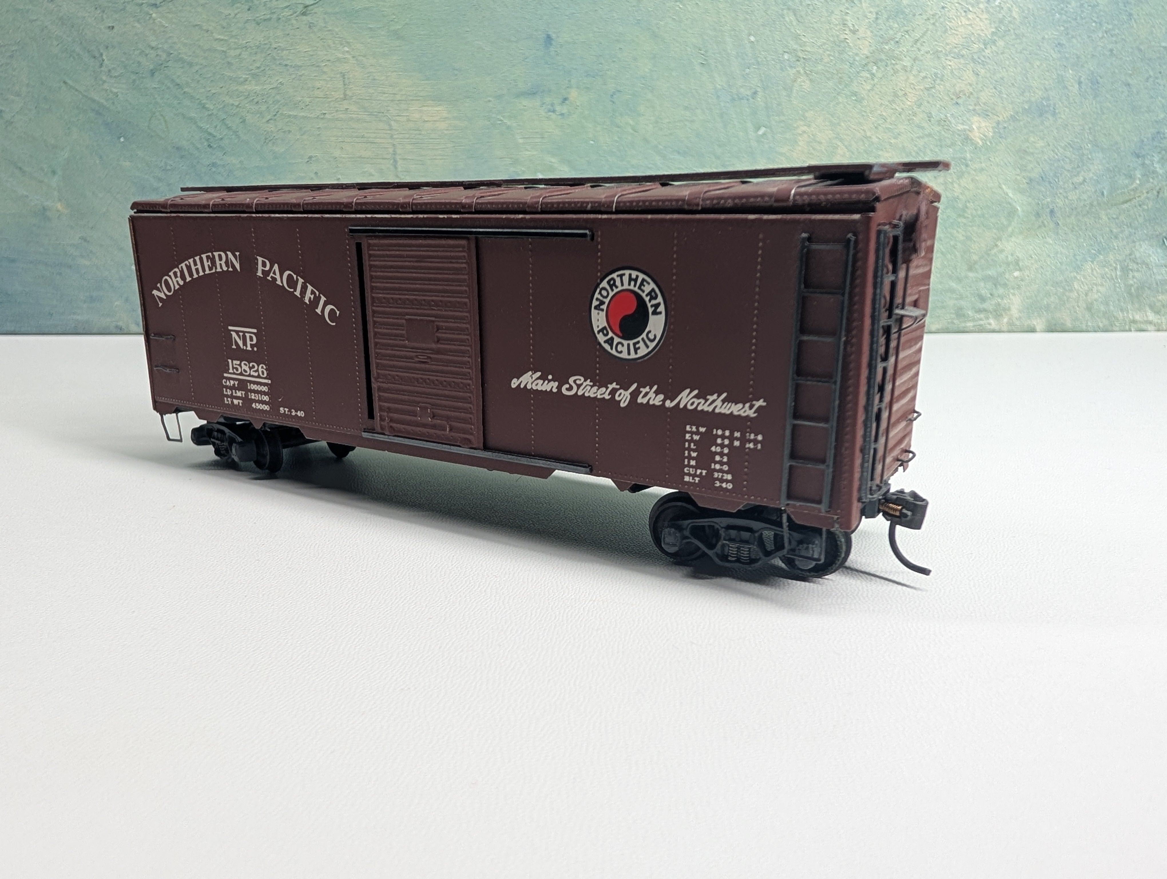 USED HO Scale 40' Box Car, Metal Car Northern Pacific NP #15826 Metal Wheels