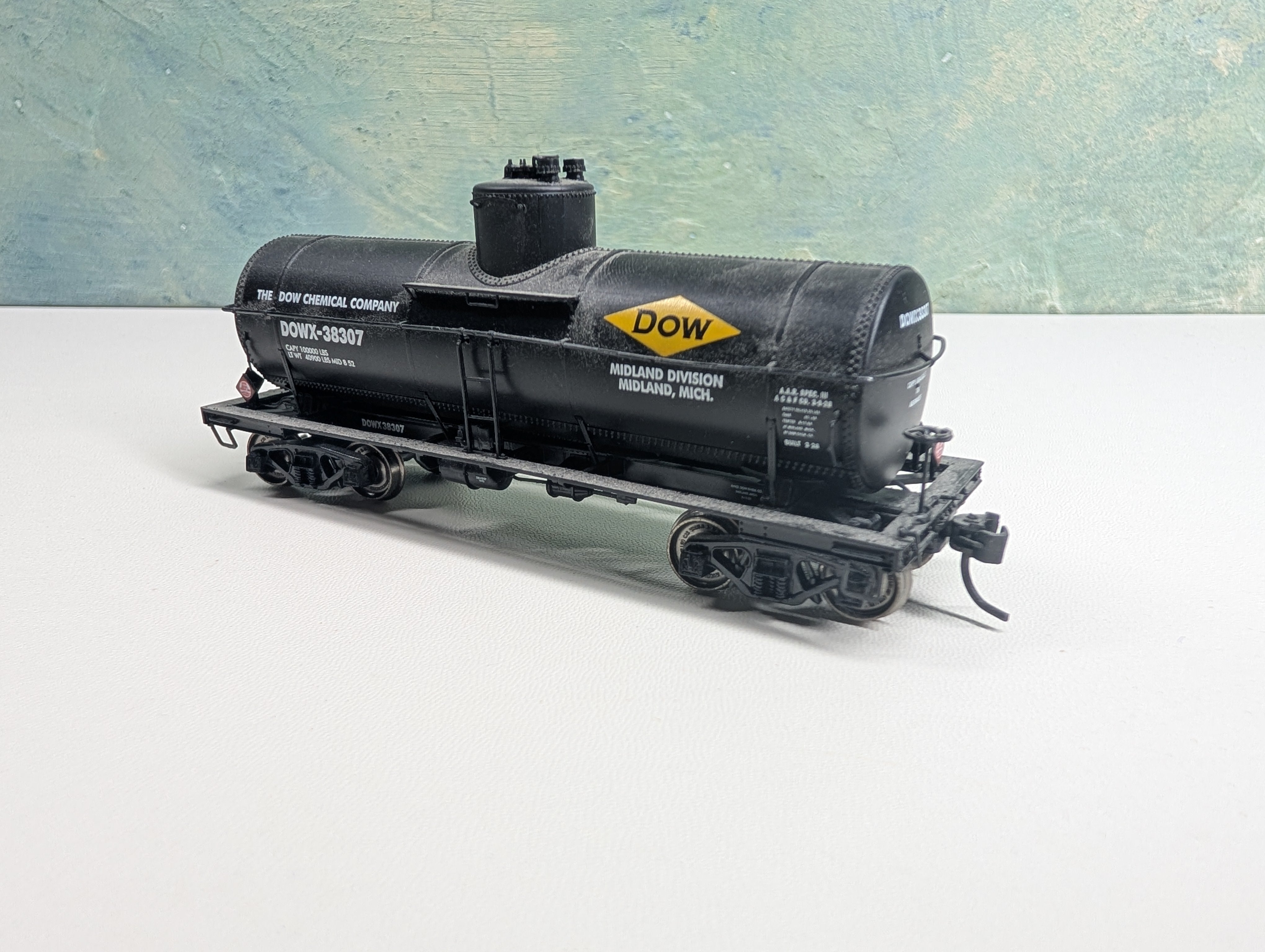 USED Life-Like HO Scale Single Dome Tank Car DOW Chemical Co DOWX #38307 Metal Wheels, Proto2000