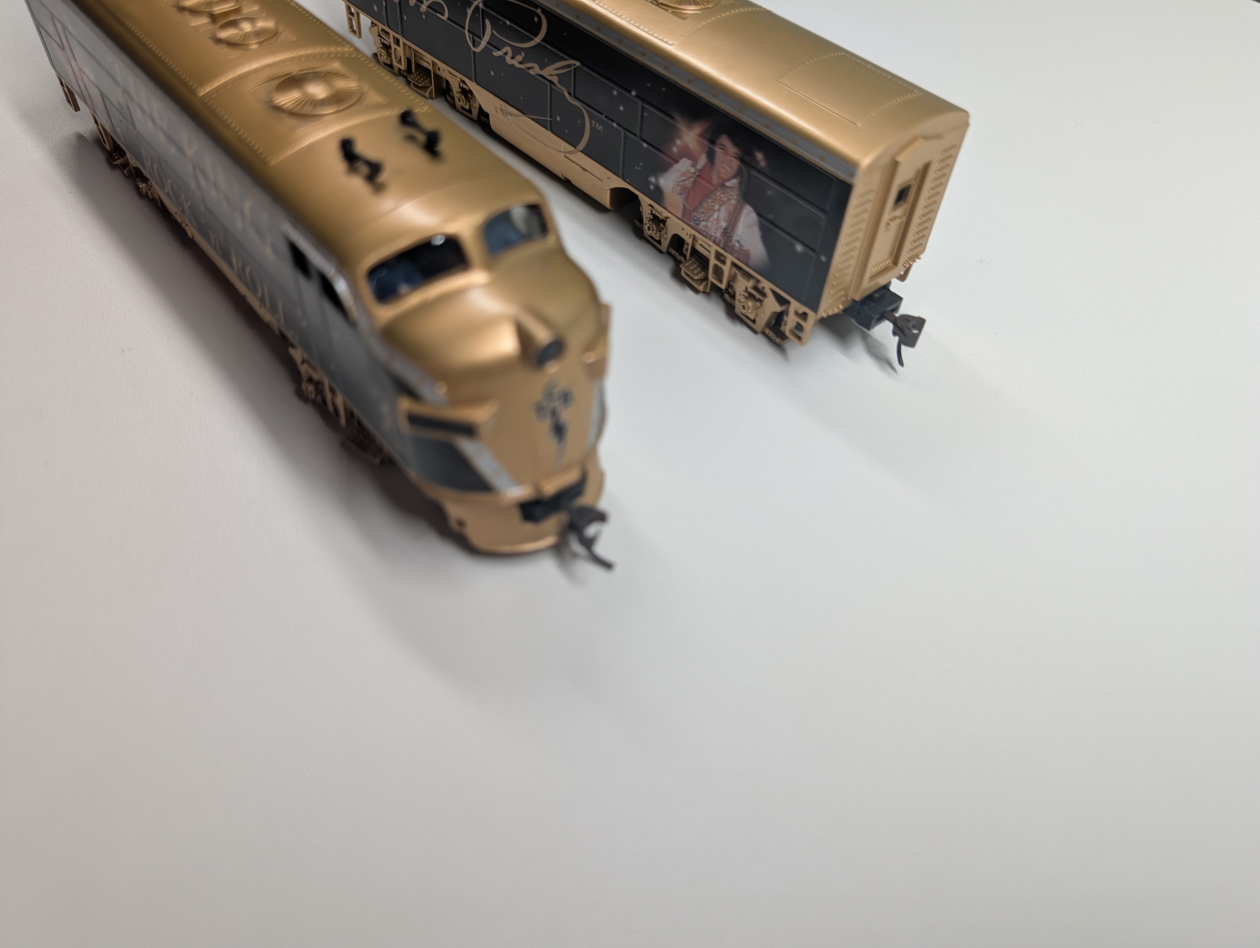 USED Bachmann HO Scale Elvis Presley The King of Rock N Roll A & B Diesel Locomotives Tested!