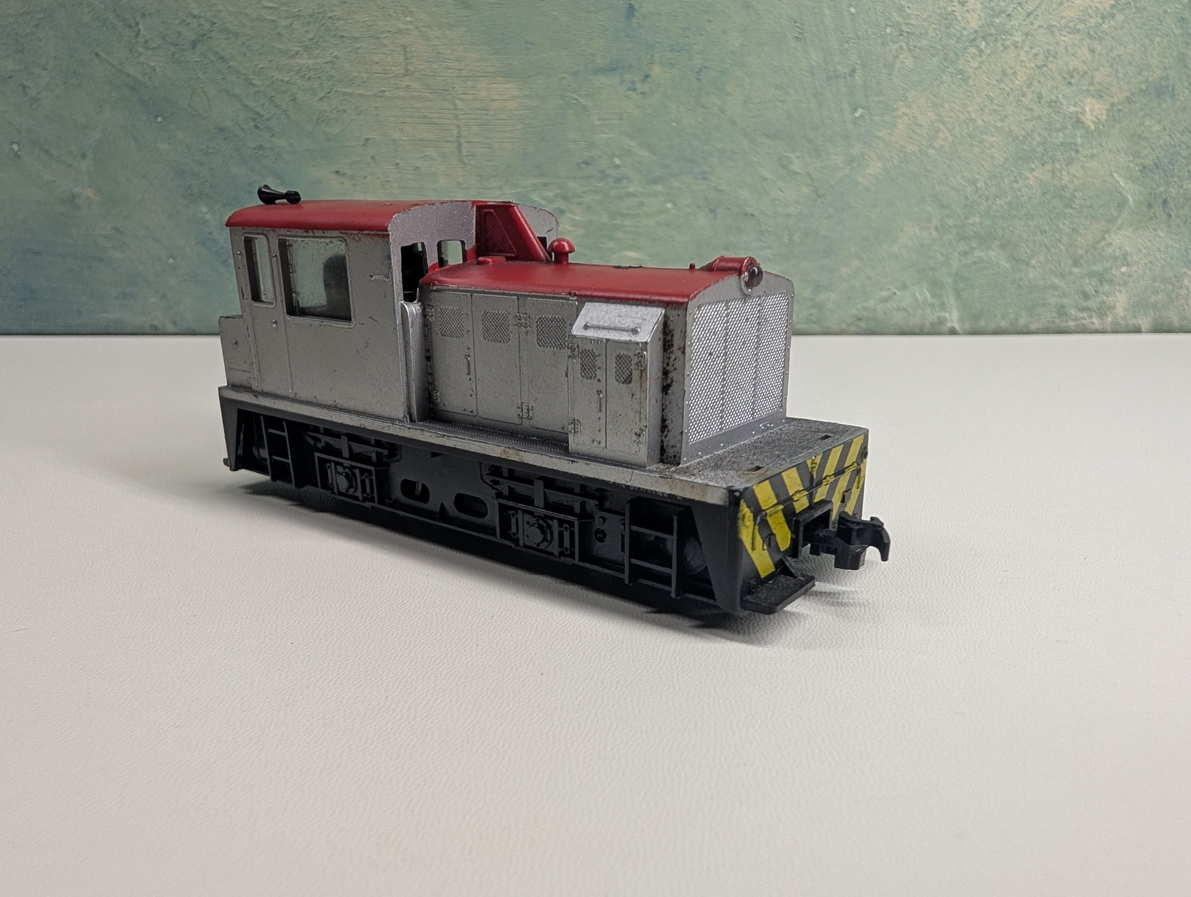 USED HO Scale Switcher Diesel Locomotive Red/Silver Tested!