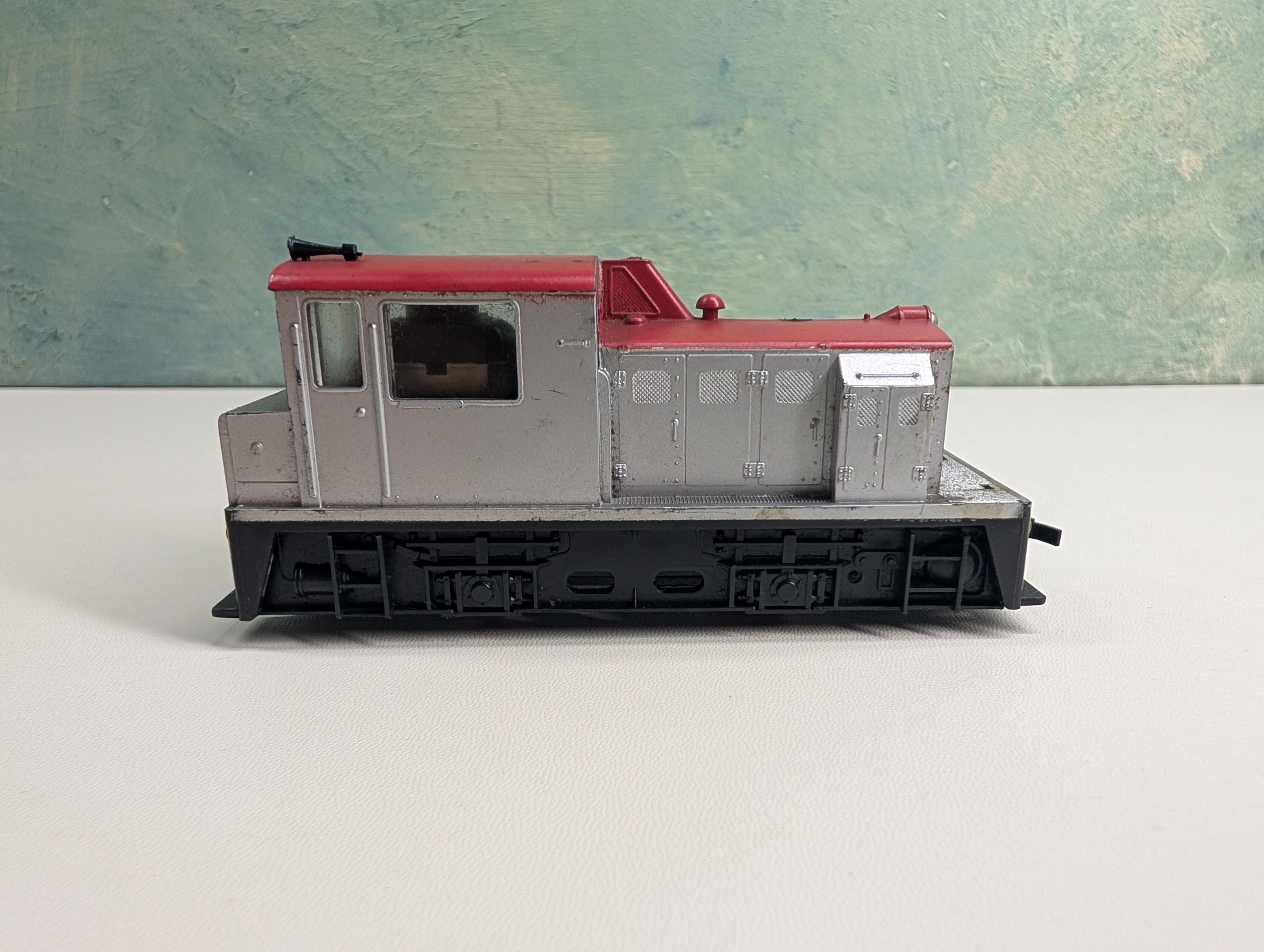 USED HO Scale Switcher Diesel Locomotive Red/Silver Tested!