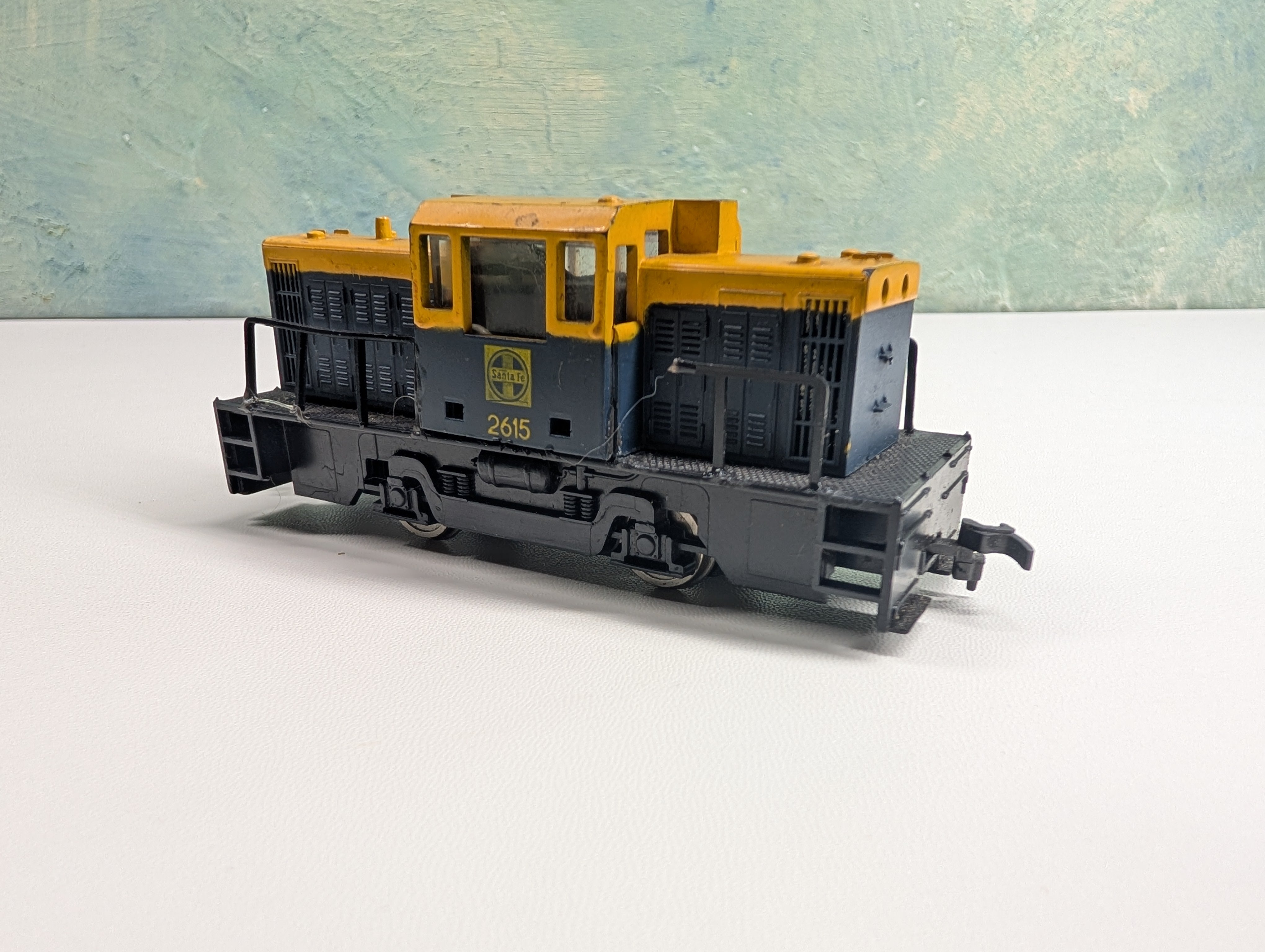 USED AHM HO Scale Switcher Diesel Locomotive Santa Fe #2615 Tested!