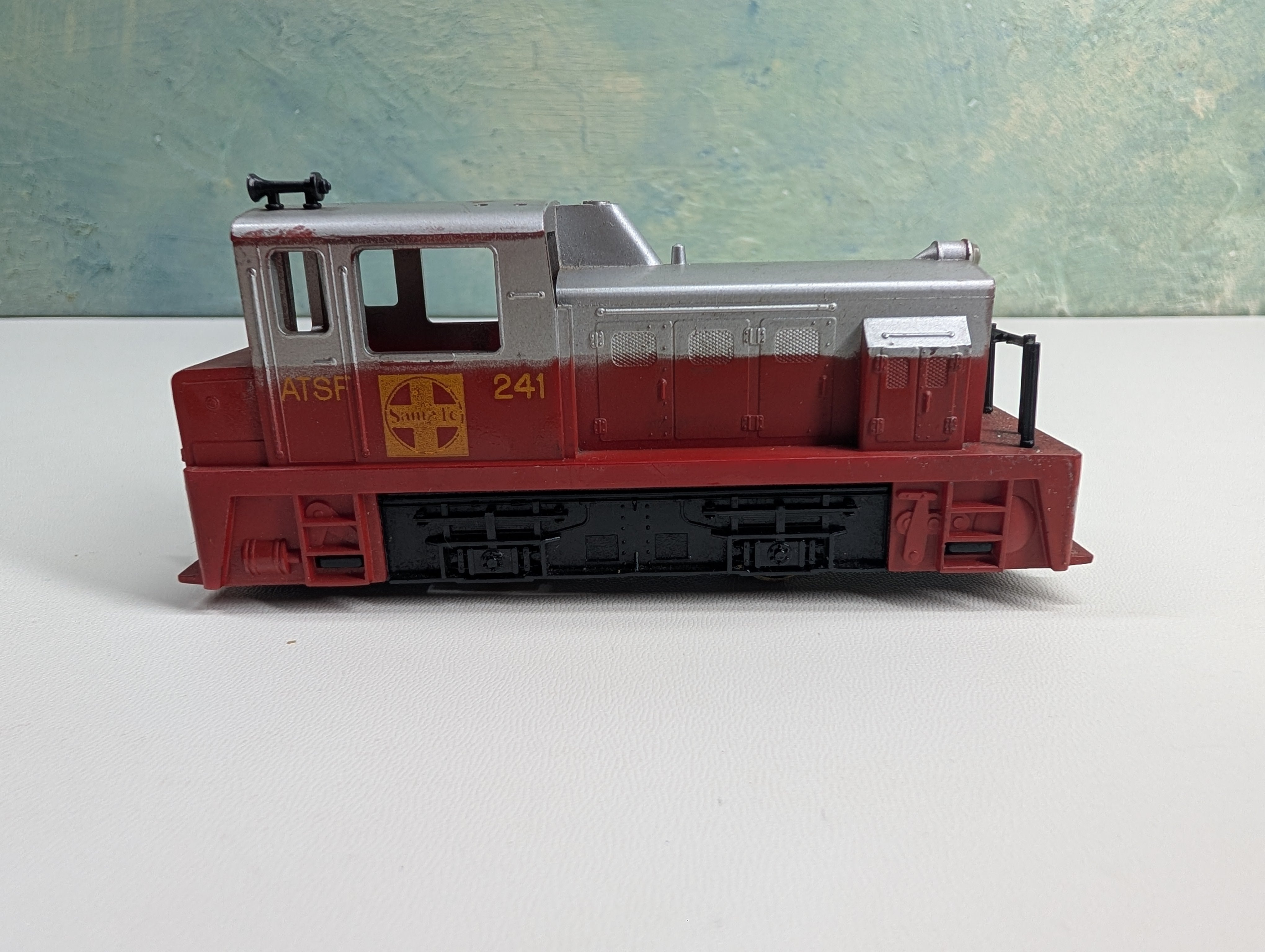 USED Tyco HO Scale Switcher Diesel Locomotive Santa Fe ATSF #241 Tested!