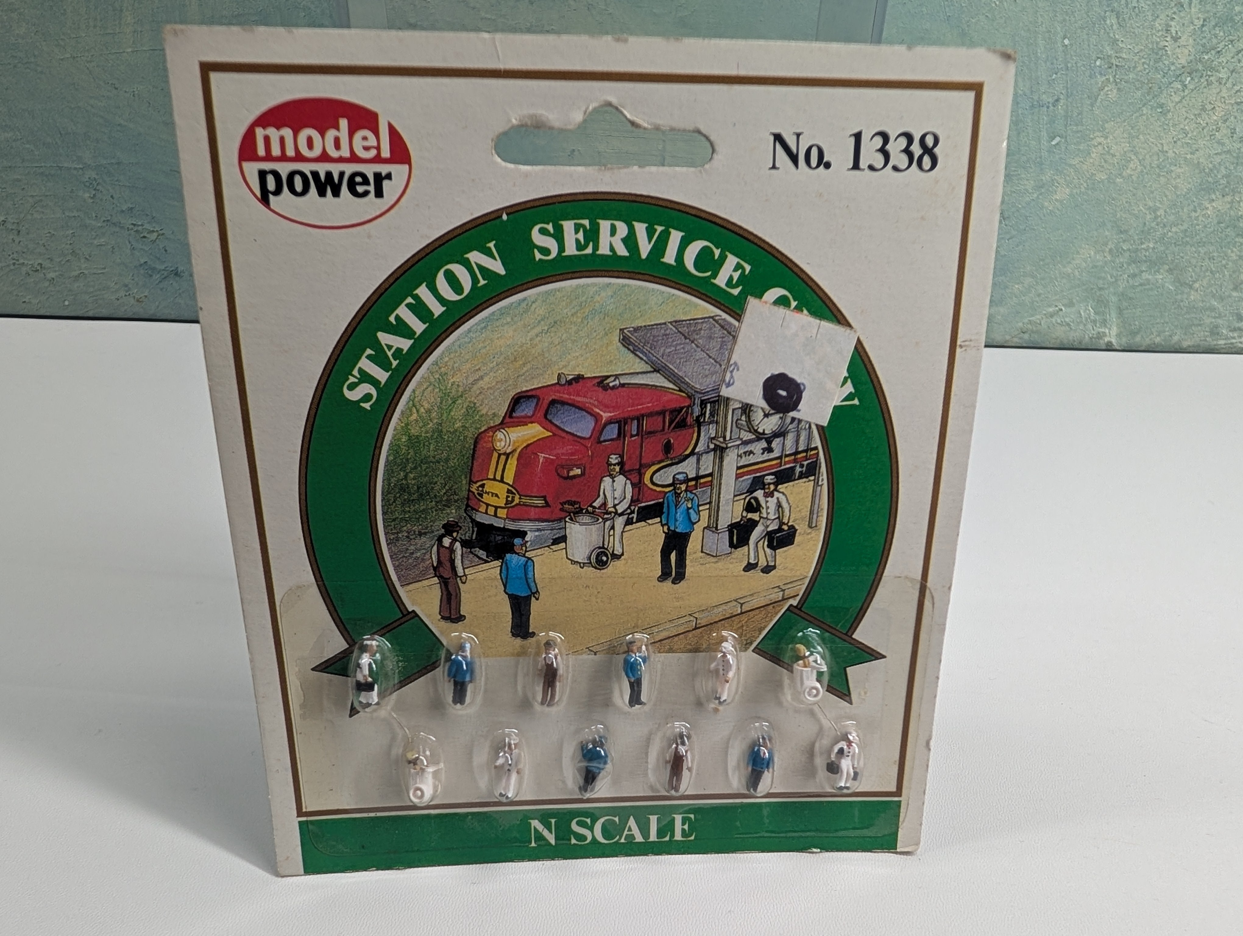 Model Power 1338 N Scale Station Service Crew (12 pcs)