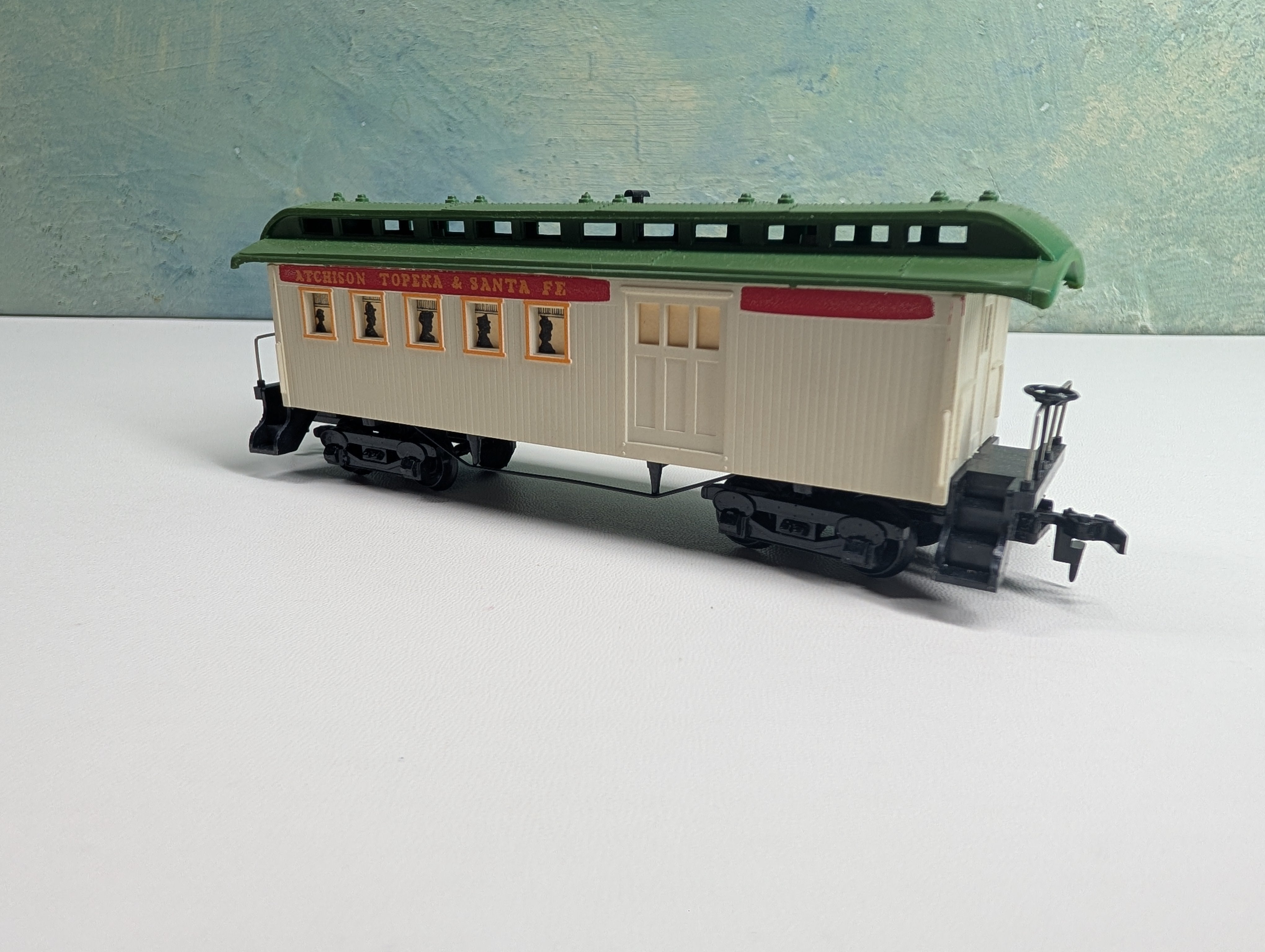 USED Tyco HO Scale 1890 Passenger Coach Santa Fe