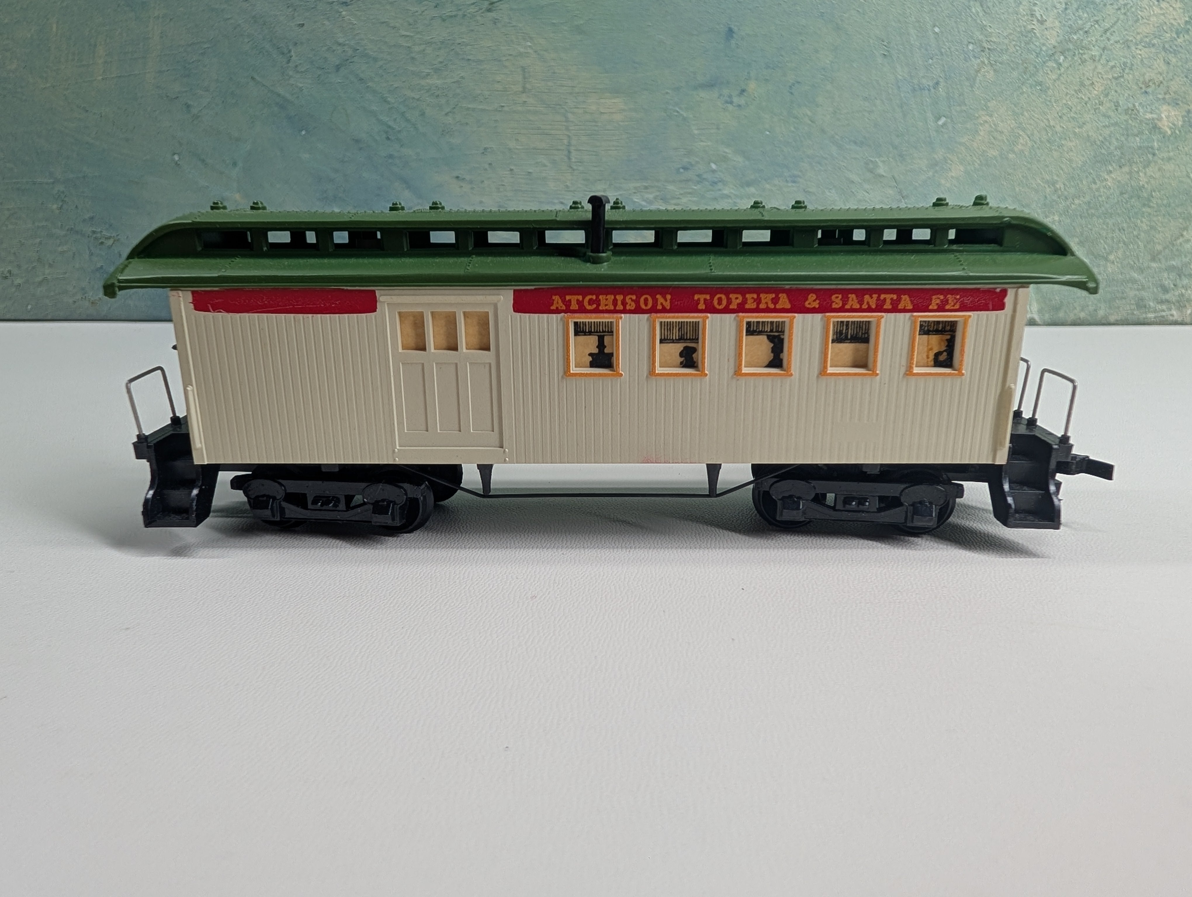 USED Tyco HO Scale 1890 Passenger Coach Santa Fe