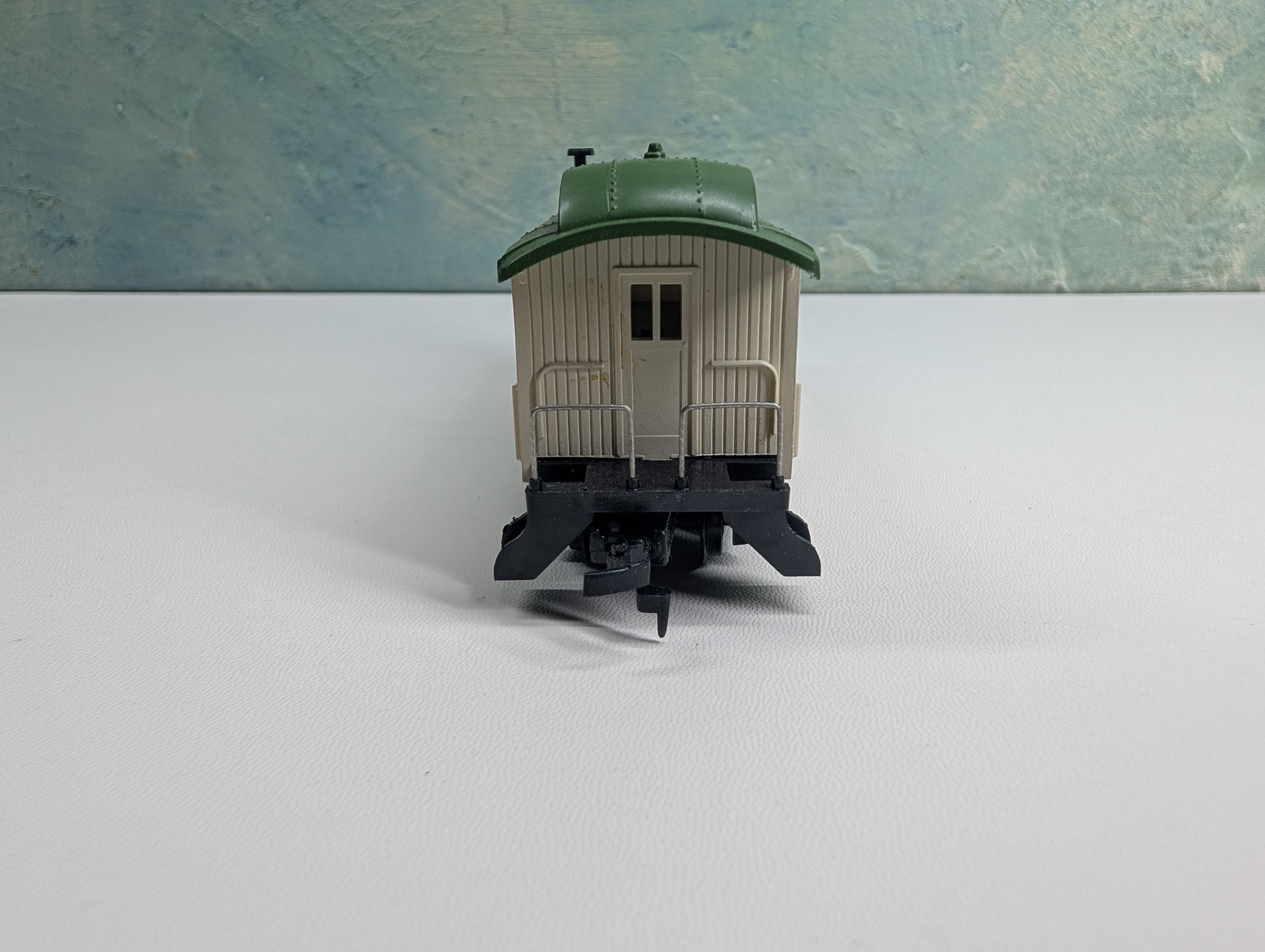 USED Tyco HO Scale 1890 Passenger Coach Santa Fe