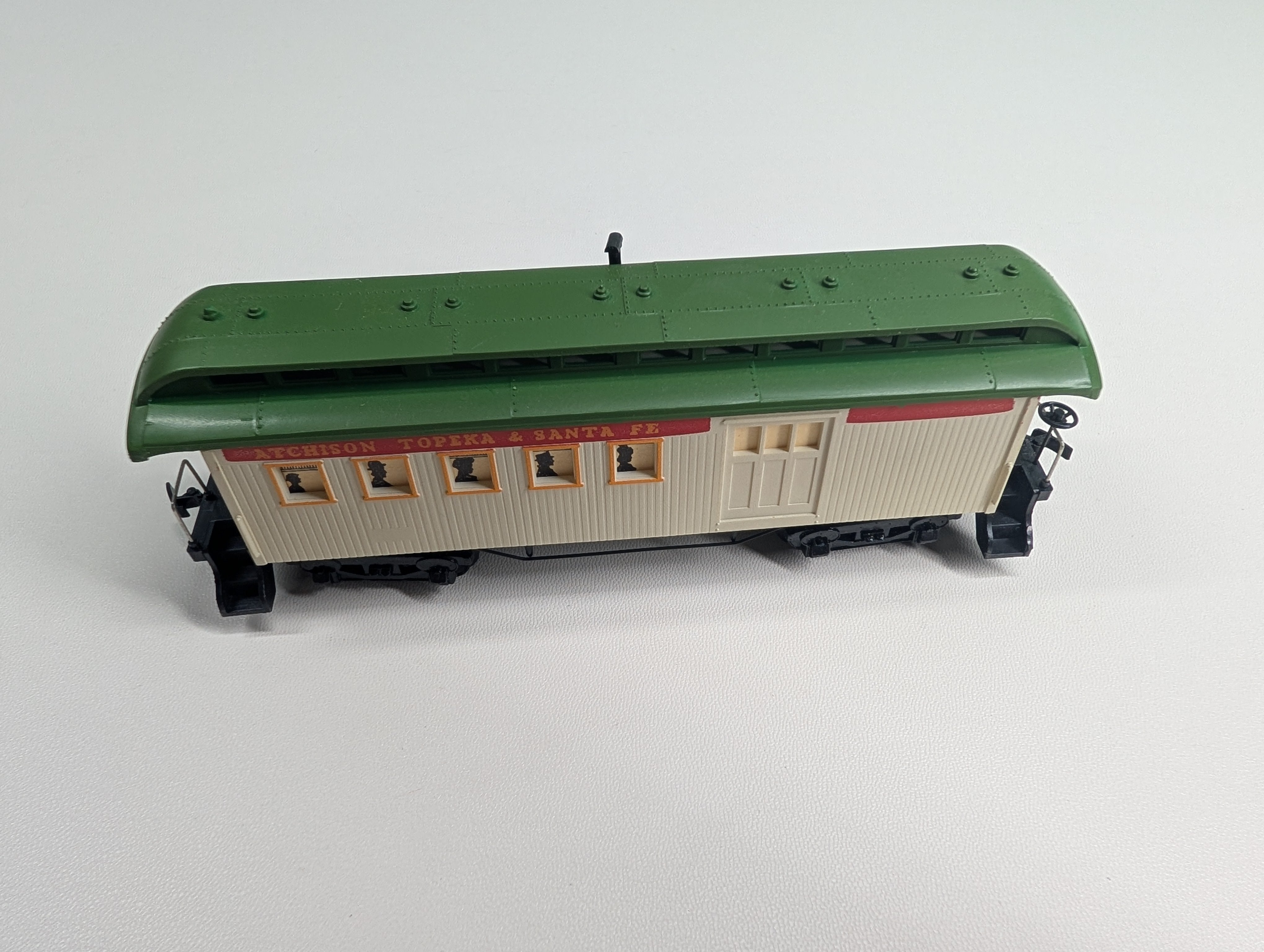 USED Tyco HO Scale 1890 Passenger Coach Santa Fe