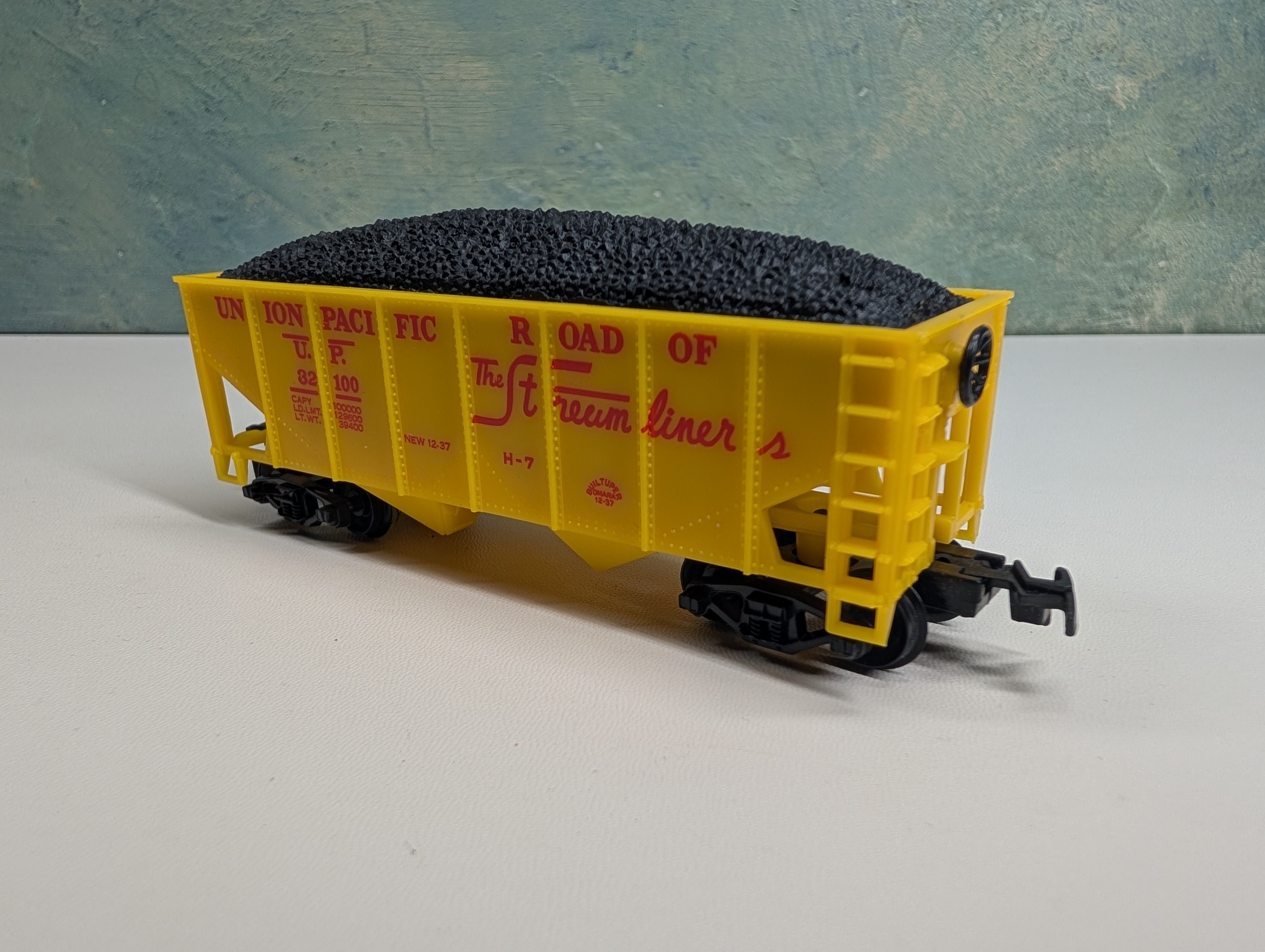USED Life-Like HO Scale 2 Bay Hopper w/ Coal Union Pacific UP #32100