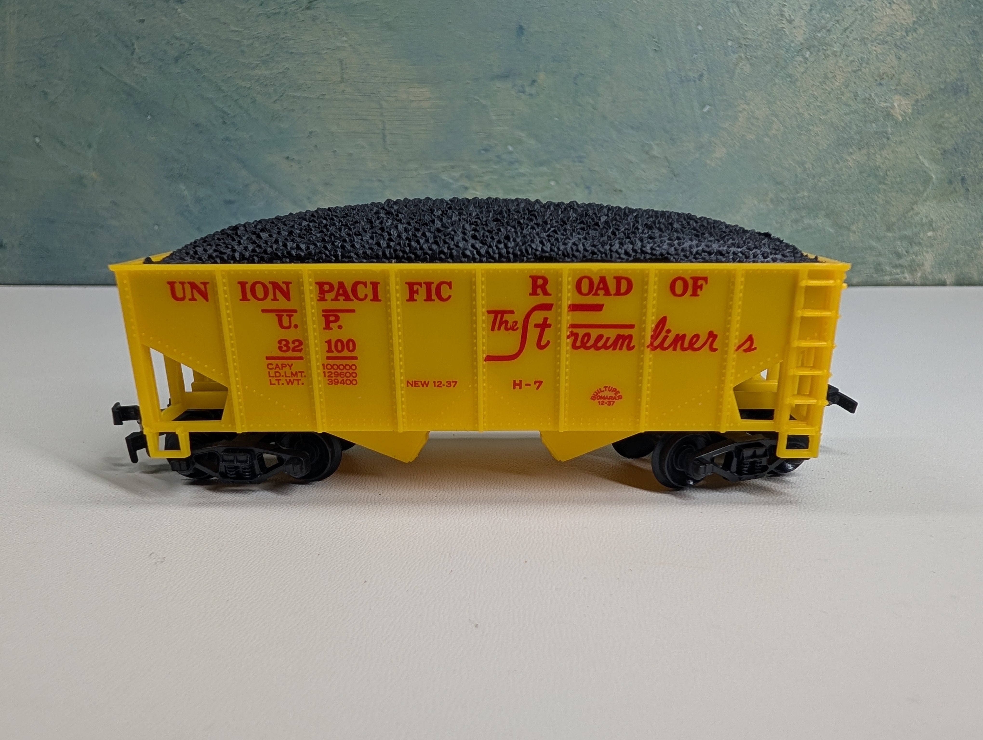 USED Life-Like HO Scale 2 Bay Hopper w/ Coal Union Pacific UP #32100