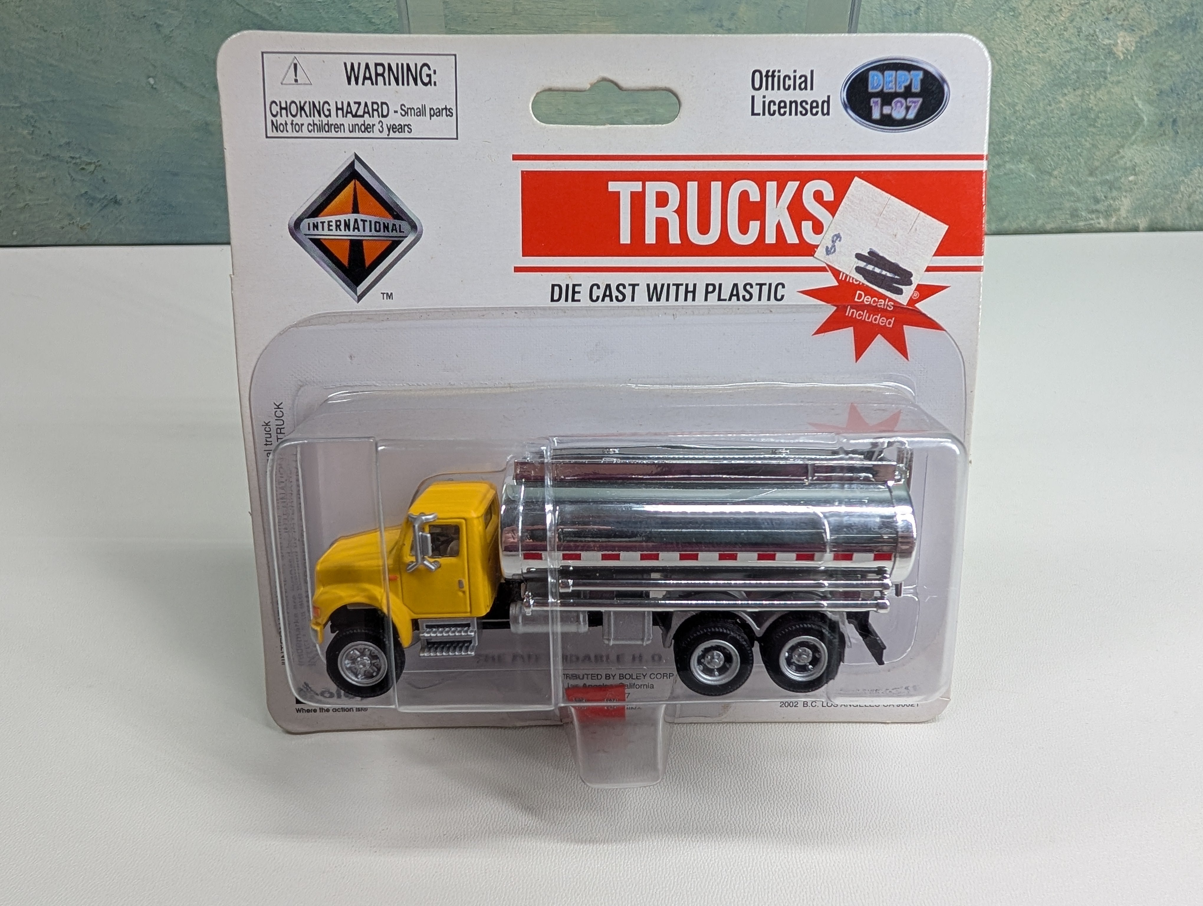 Boley 4009-86 HO Scale International Tanker with Yellow Cab