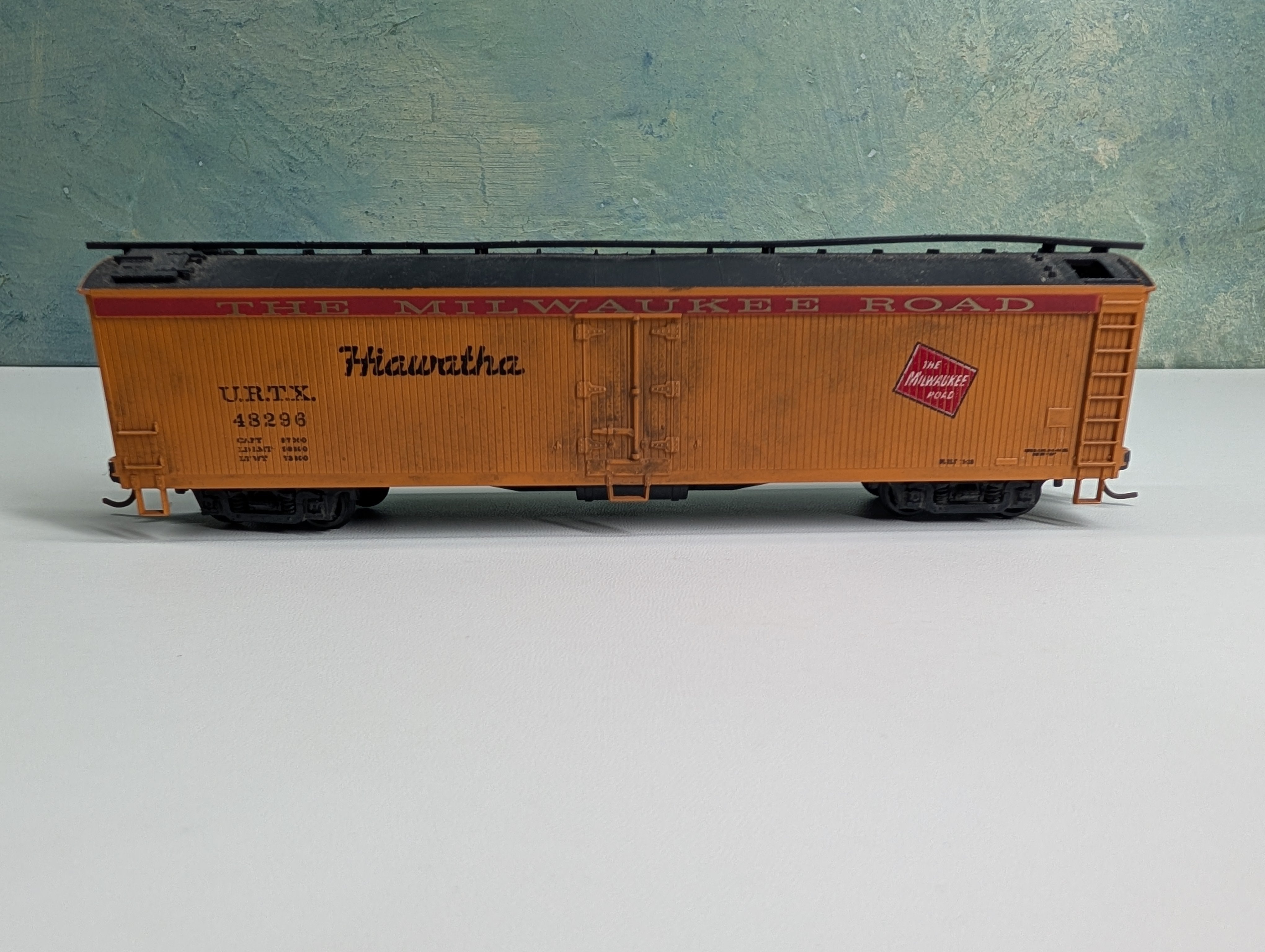 USED Athearn HO Scale 50' Express Reefer Milwaukee Road URTX #48296 Hiawatha, Weathered