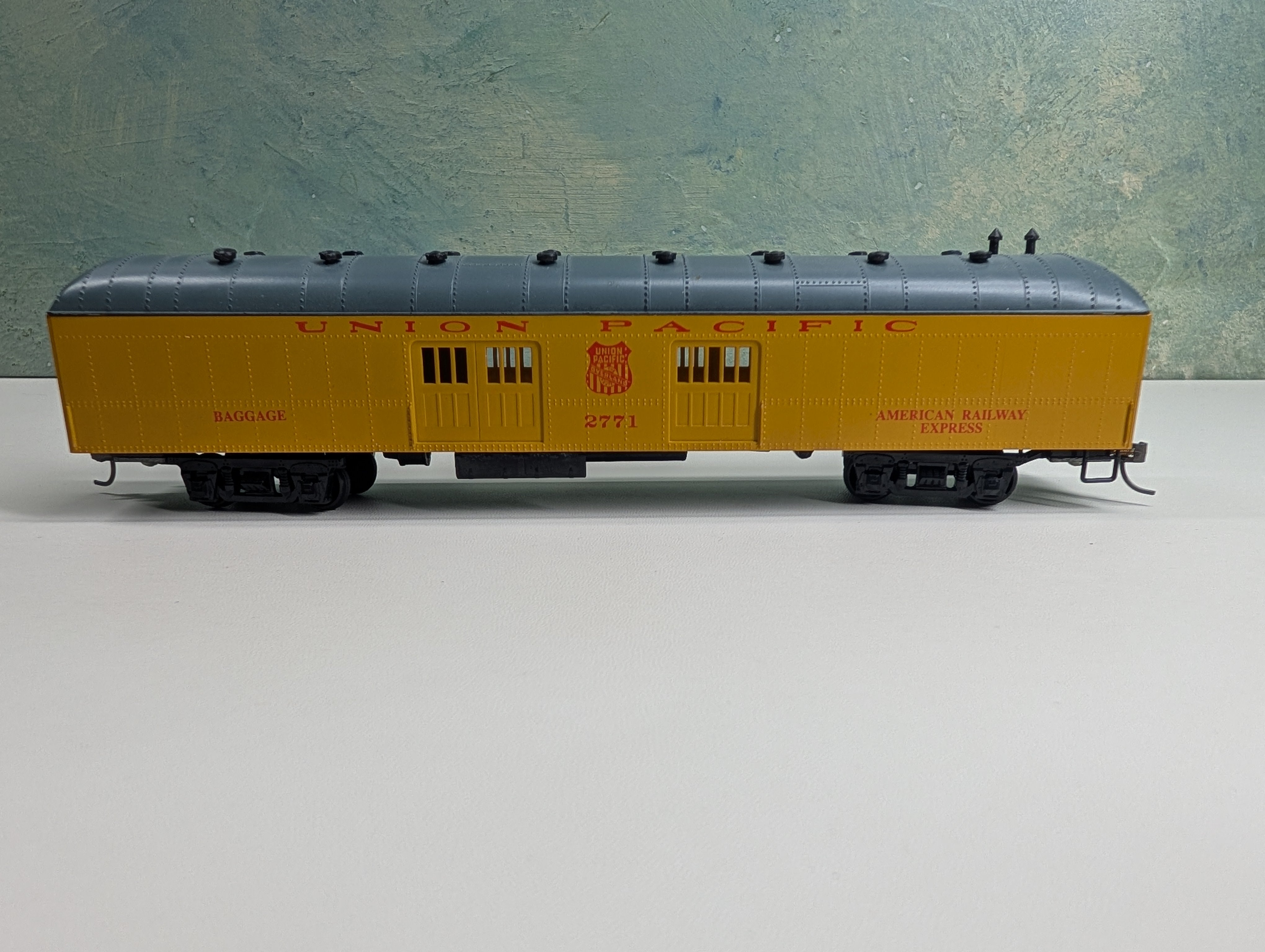 USED Roundhouse HO Scale Harriman Style Baggage Car Union Pacific UP #2771 American Railway Express