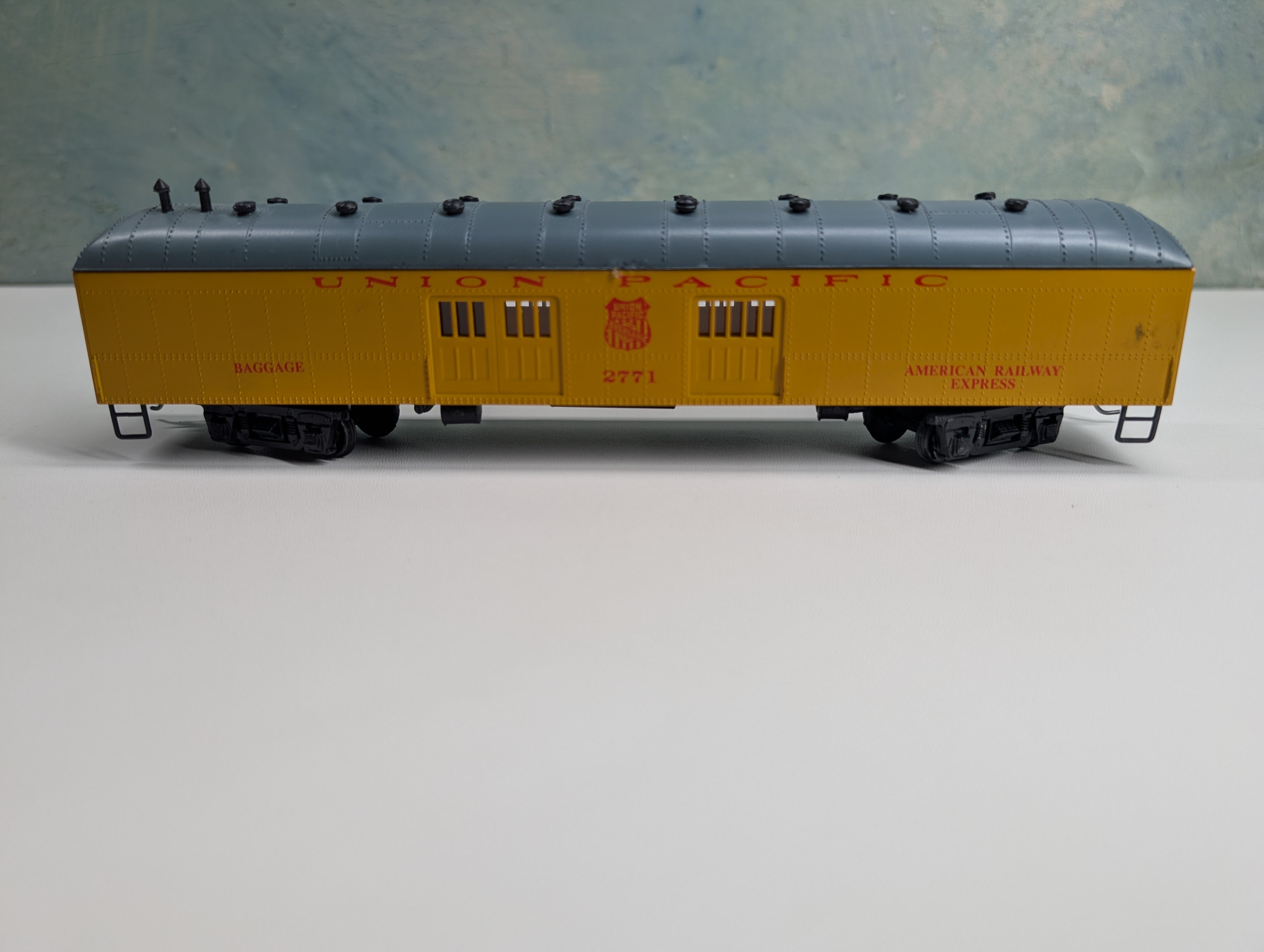 USED Roundhouse HO Scale Harriman Style Baggage Car Union Pacific UP #2771 American Railway Express
