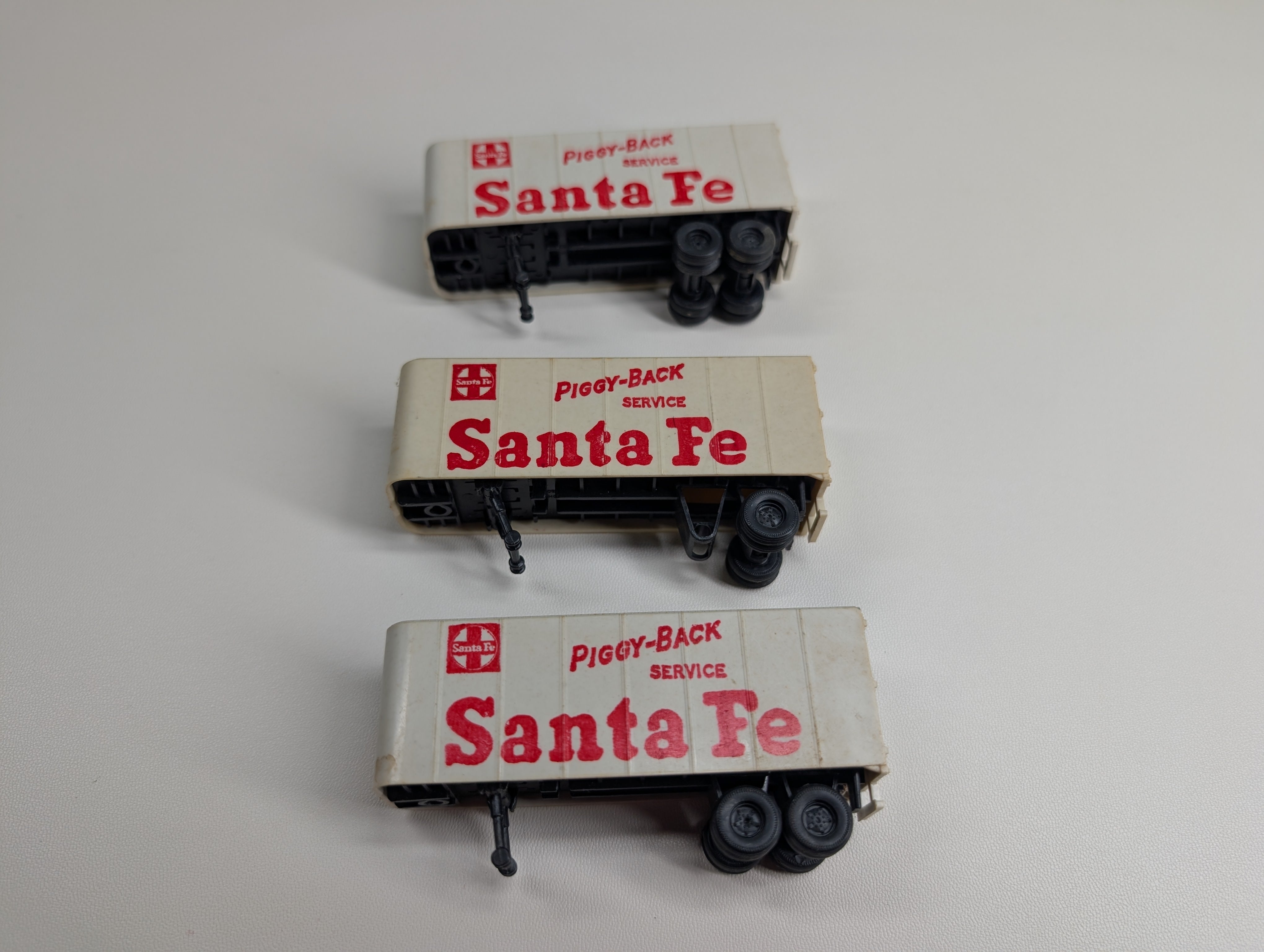 USED Tyco HO Scale Piggy Back Trailers Santa Fe (3 pcs)