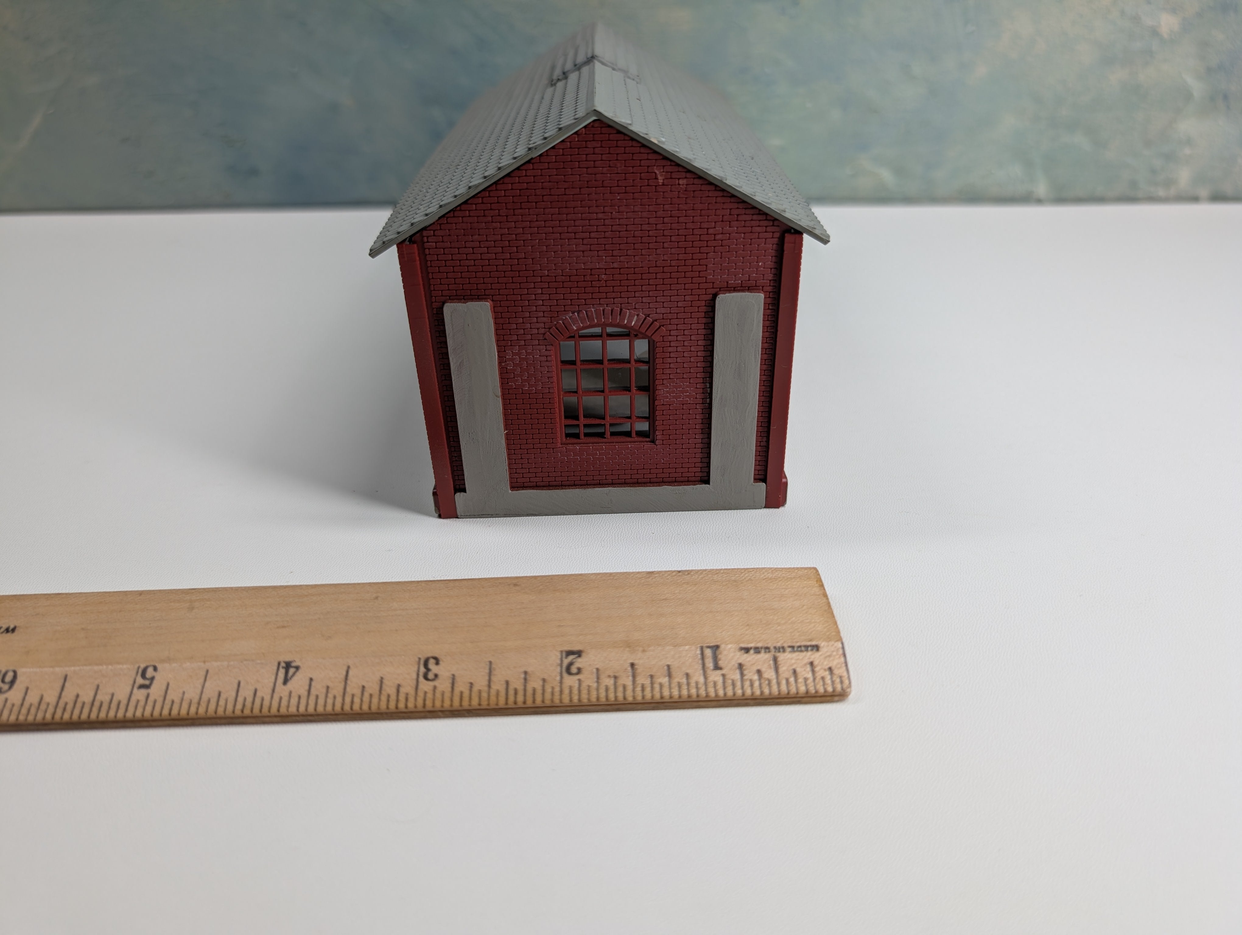USED HO Scale Single Stall Locomotive Shed, Brick