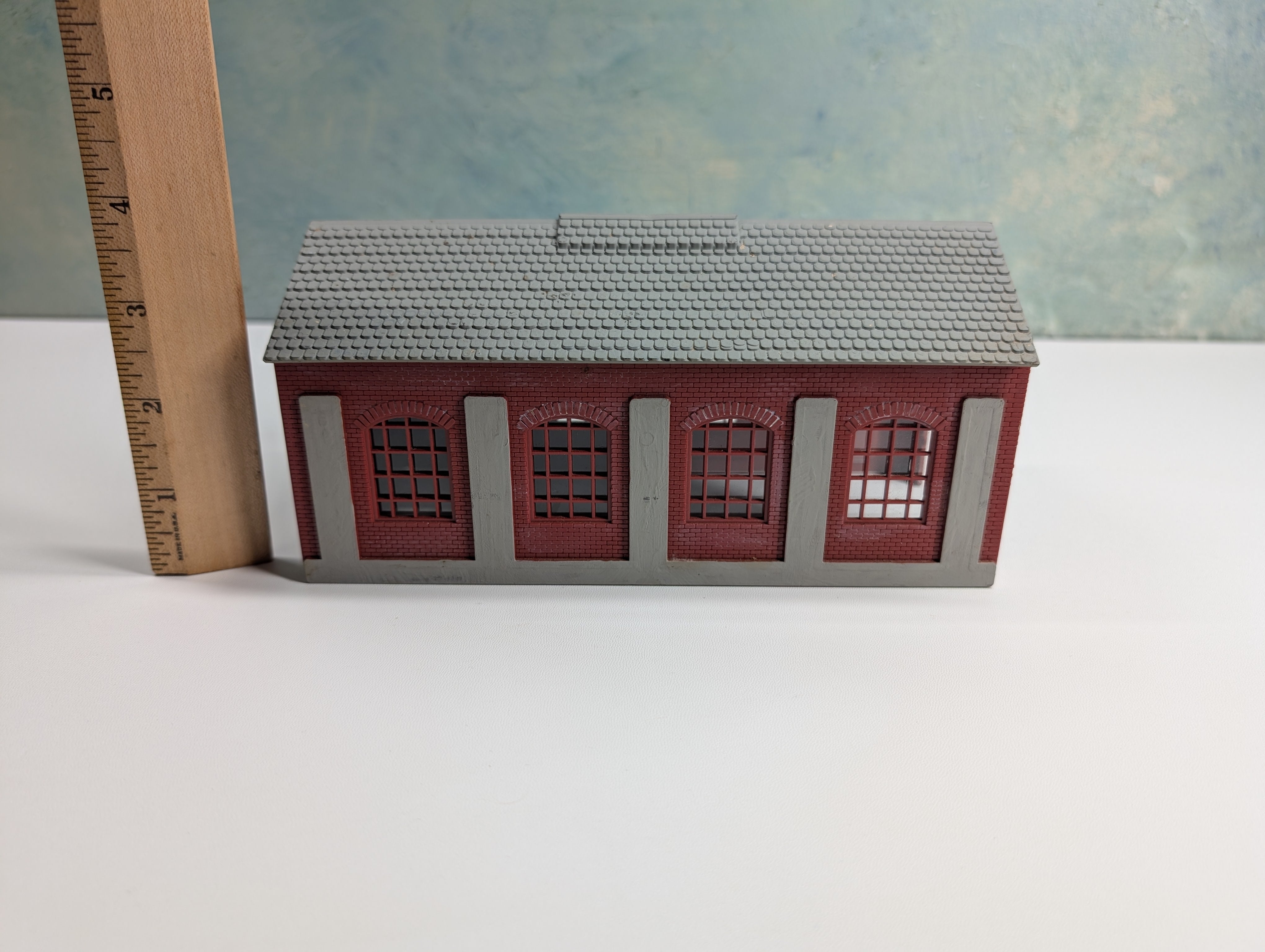 USED HO Scale Single Stall Locomotive Shed, Brick