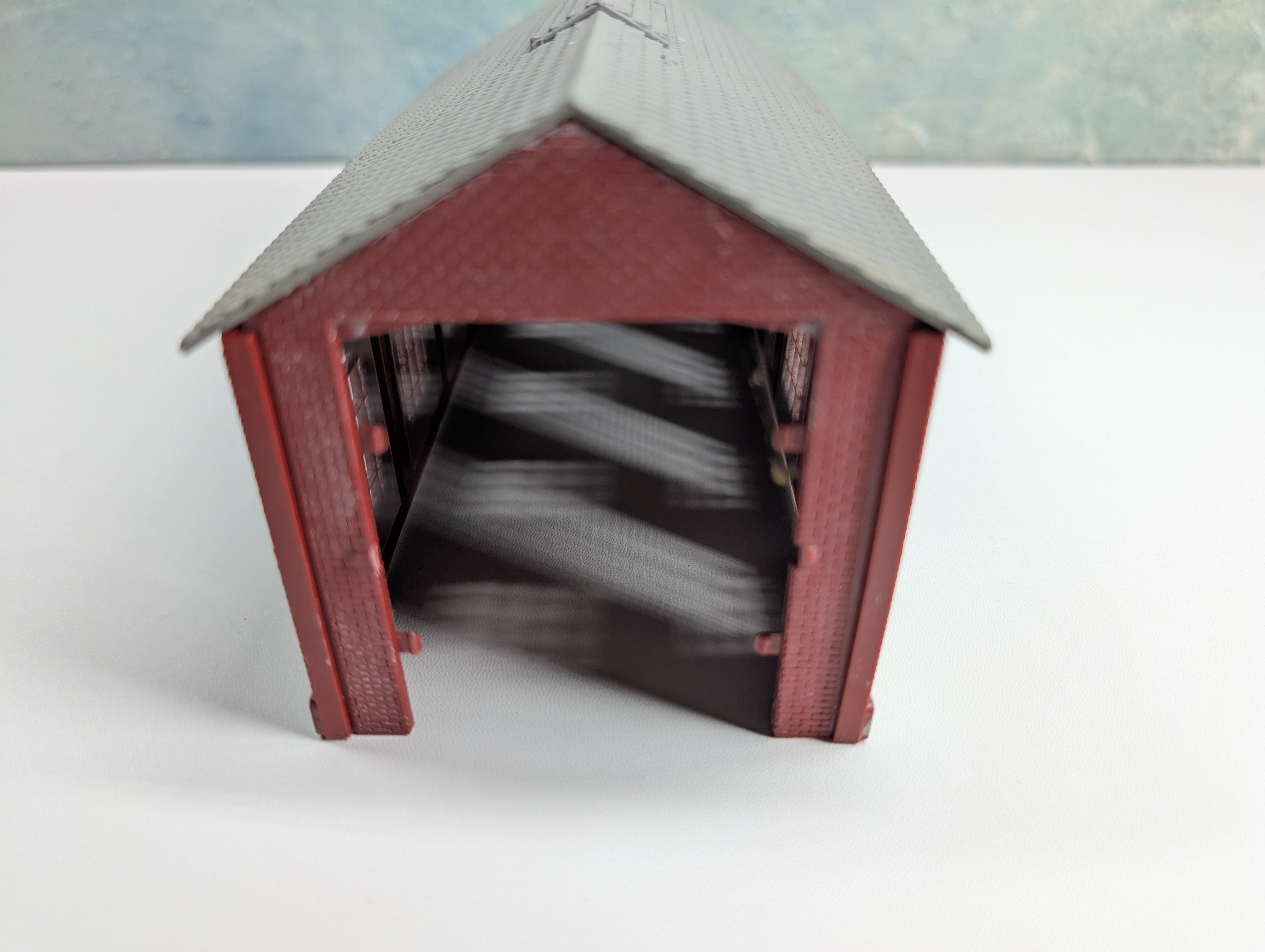 USED HO Scale Single Stall Locomotive Shed, Brick