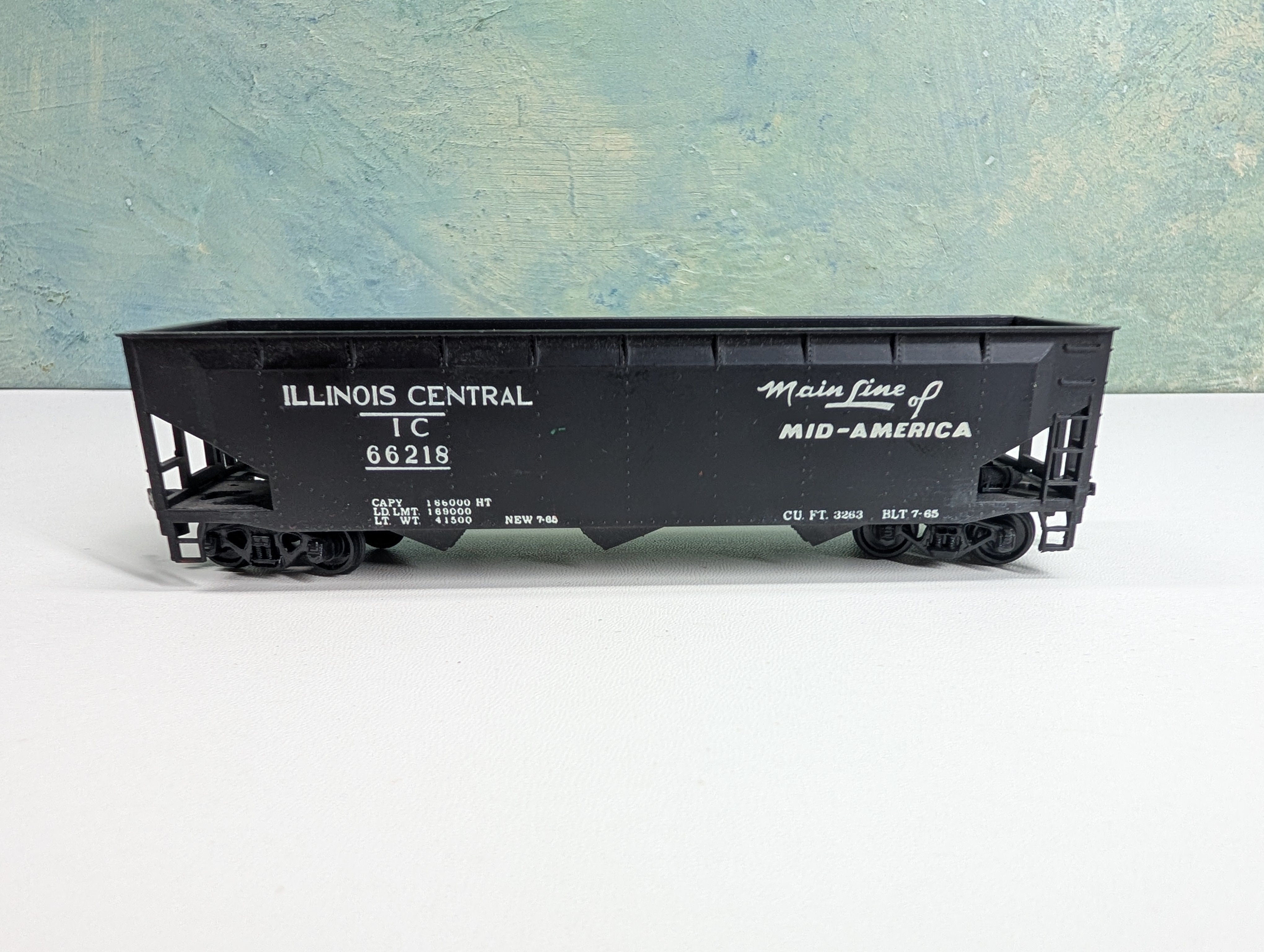 USED Roundhouse HO Scale 3 Bay Offset Hopper Illinois Central IC #66218