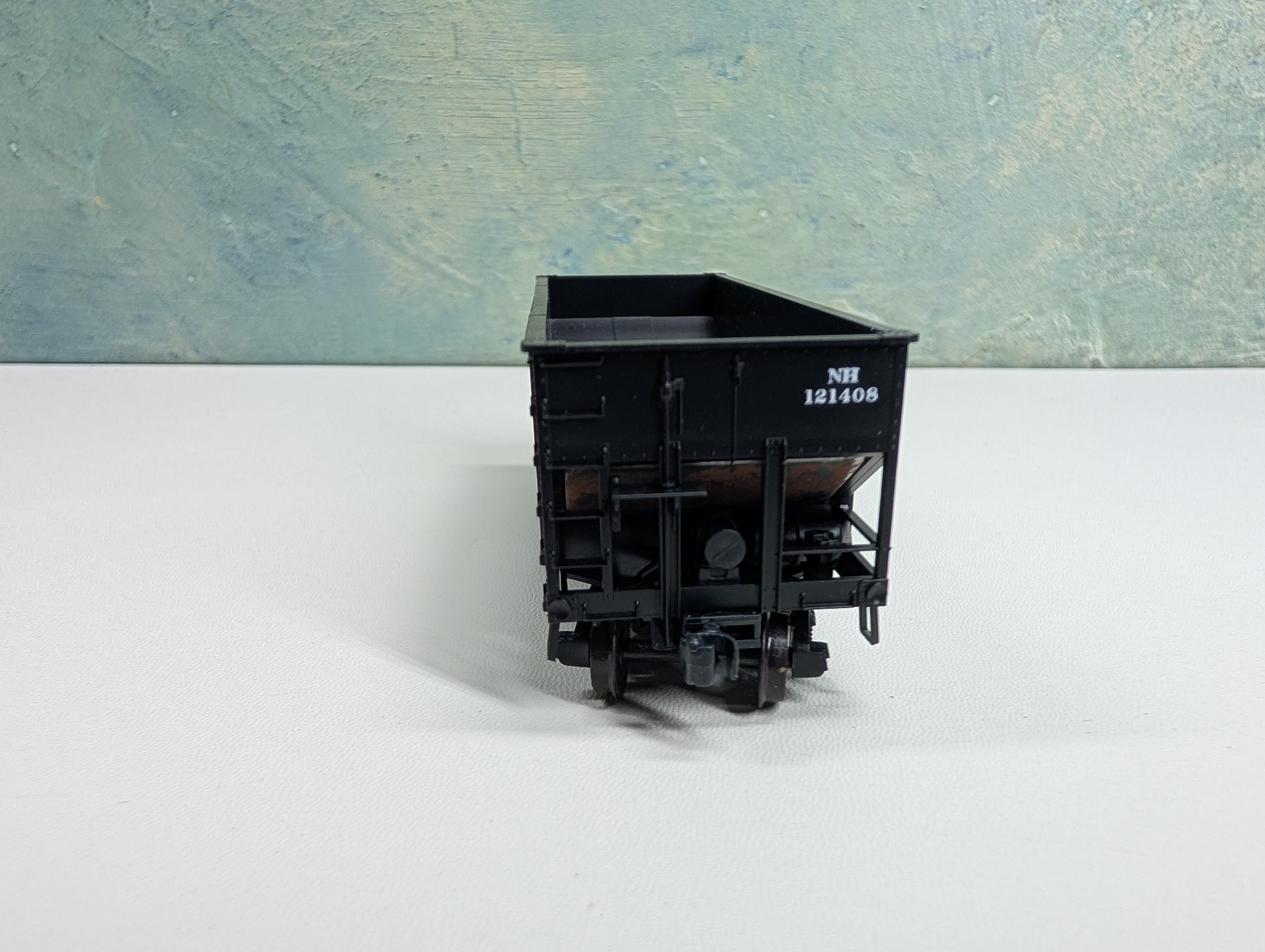 USED Accurail HO Scale 2 Bay Hopper New Haven NH #121408