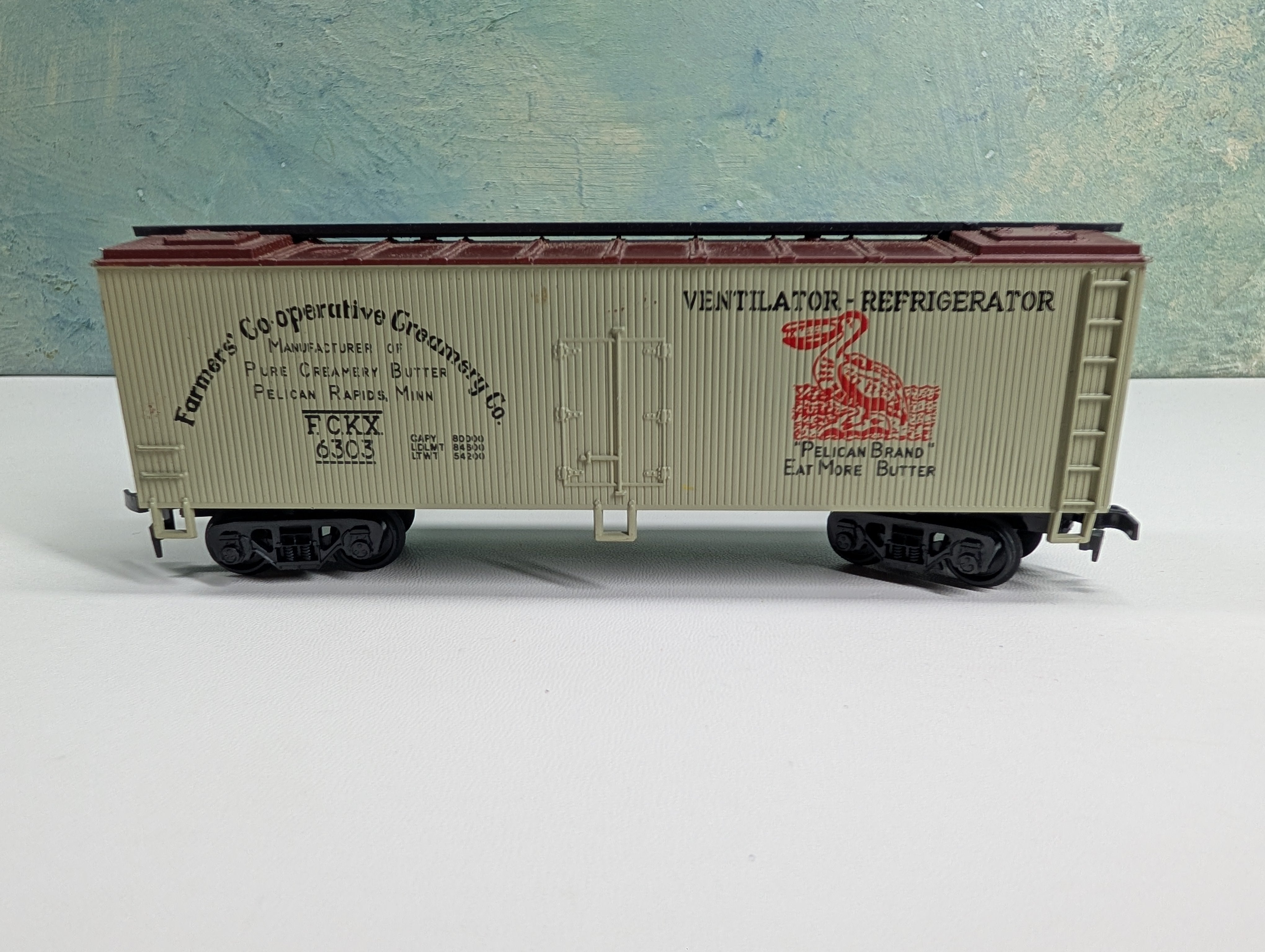 USED HO Scale 40' Wooden Reefer Box Car Farmer's Co Op Creamery FCKX #6303