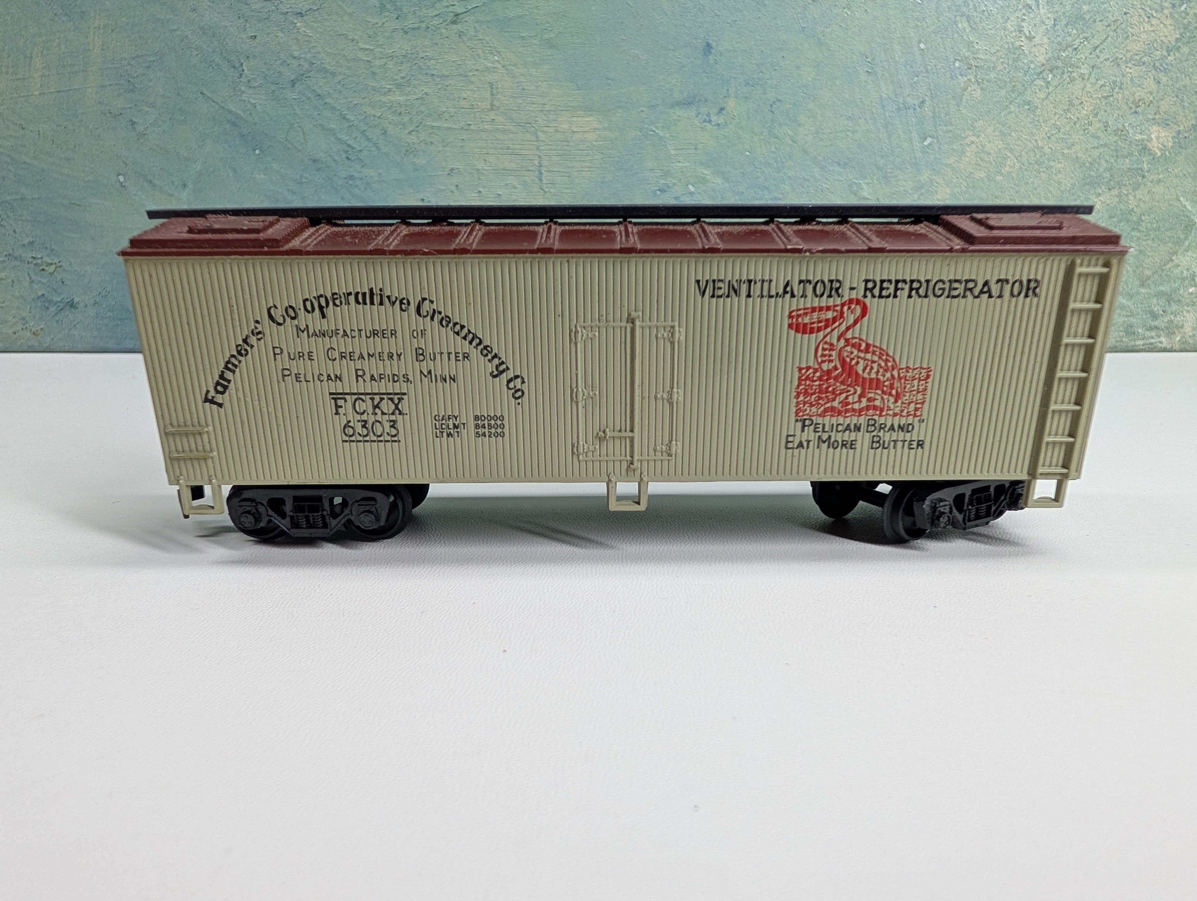 USED HO Scale 40' Wooden Reefer Box Car Farmer's Co Op Creamery FCKX #6303