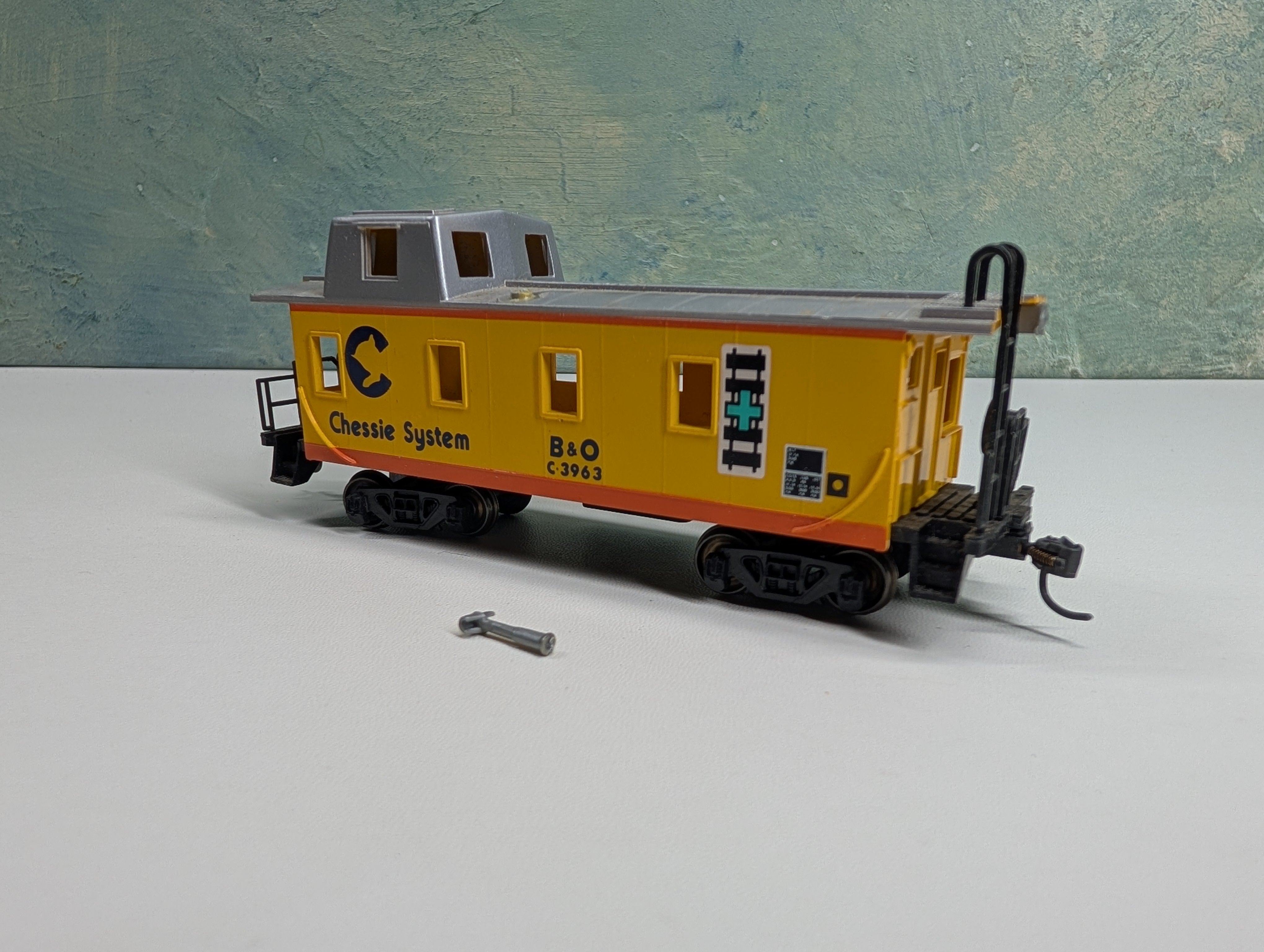 USED Bachmann HO Scale Caboose Chessie System B&O #C-3963 Metal Wheels