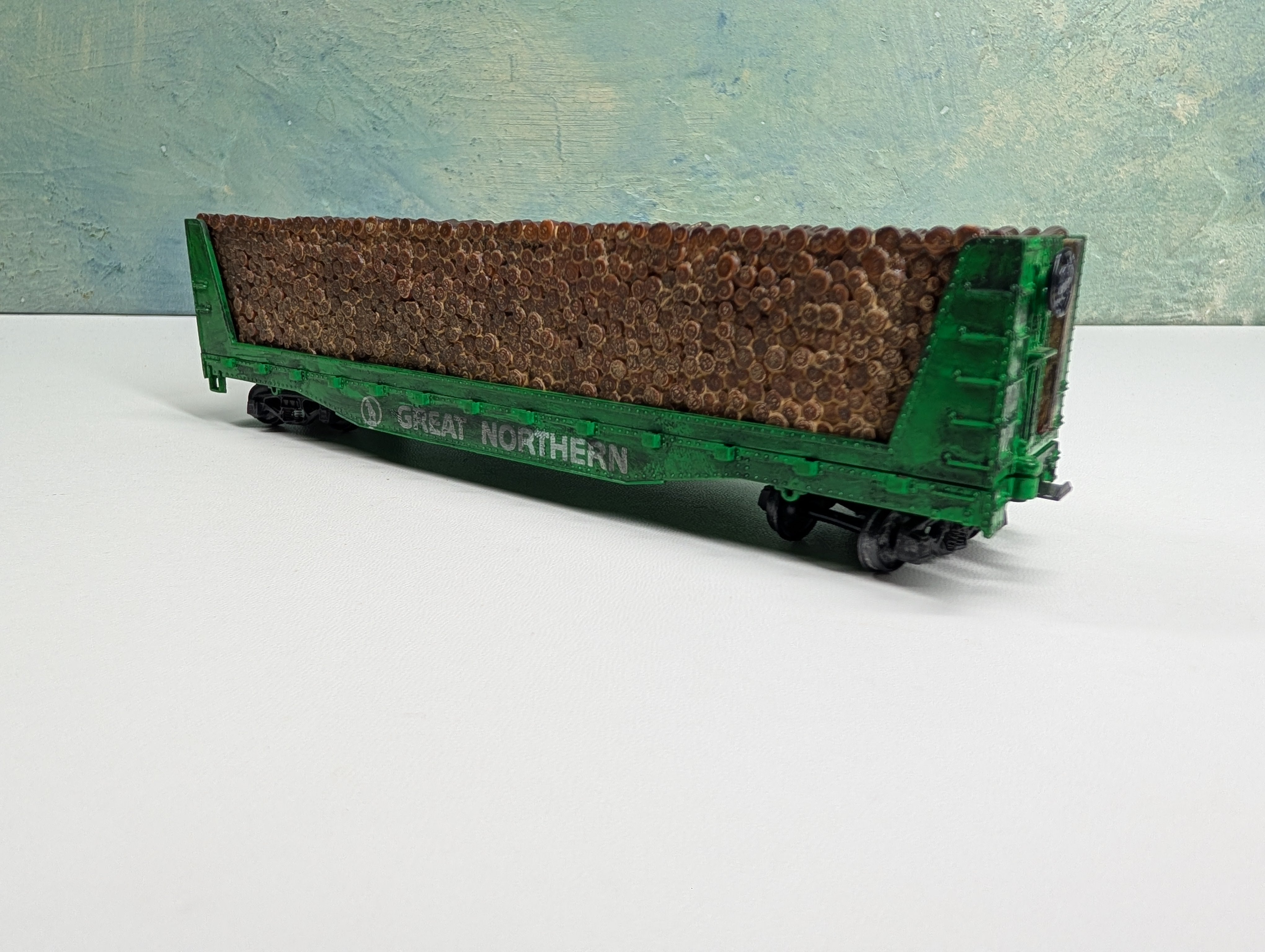 USED Tyco HO Scale Bulkhead Flat Car w/ Pulpwood Great Northern Weathered