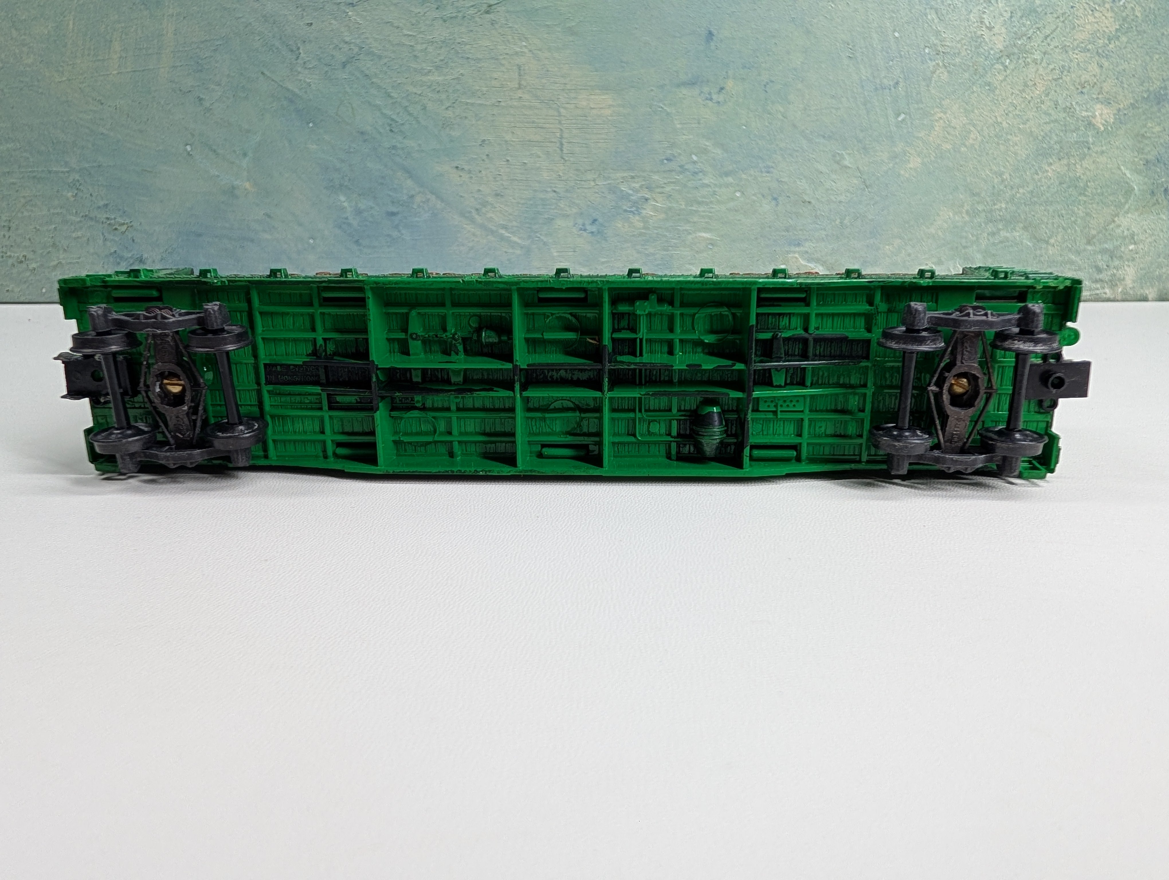 USED Tyco HO Scale Bulkhead Flat Car w/ Pulpwood Great Northern Weathered