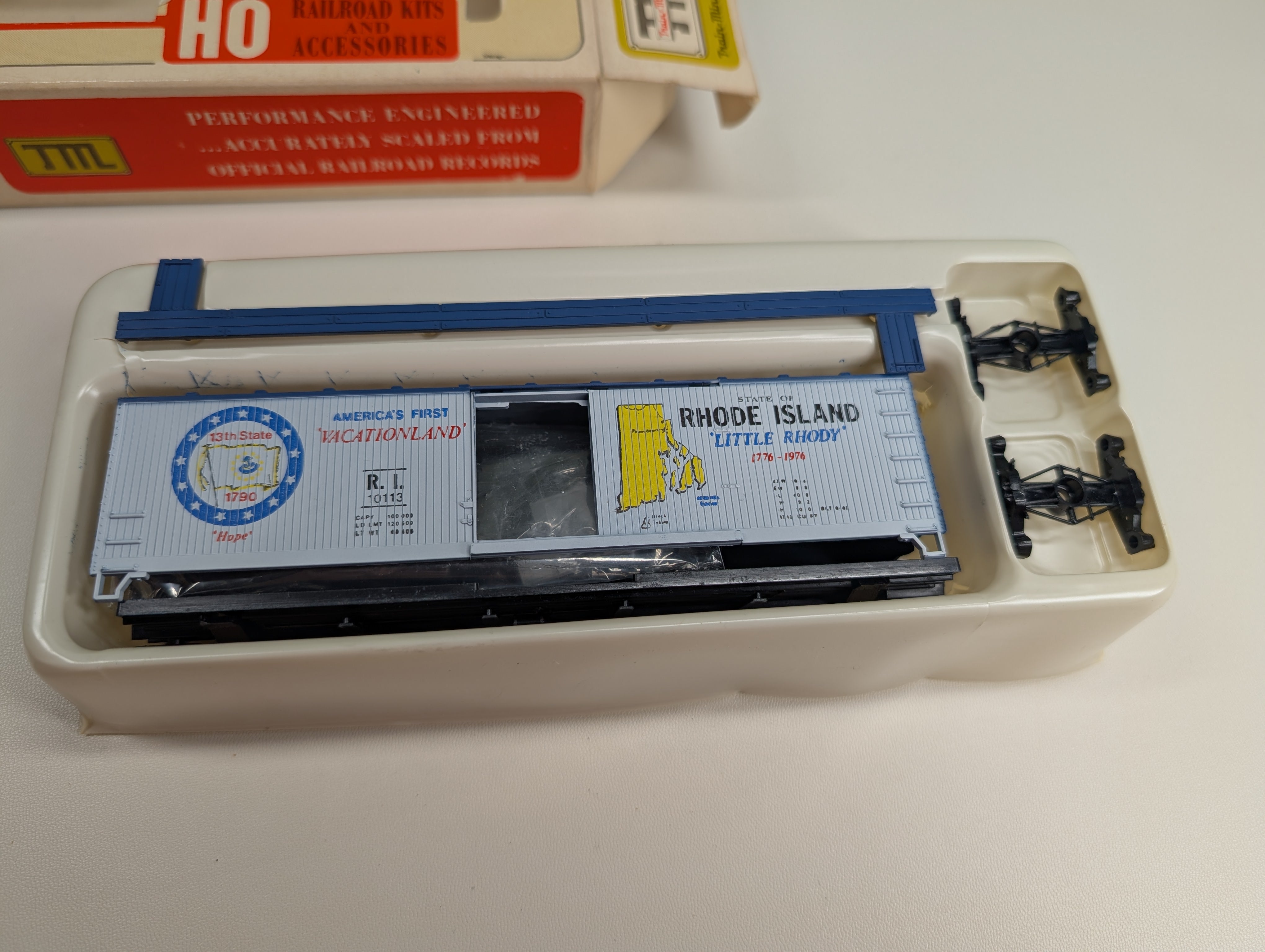 USED TRAIN MINIATURE 2015 HO Scale Rhode Island Commemorative State Box Car #10113 KIT