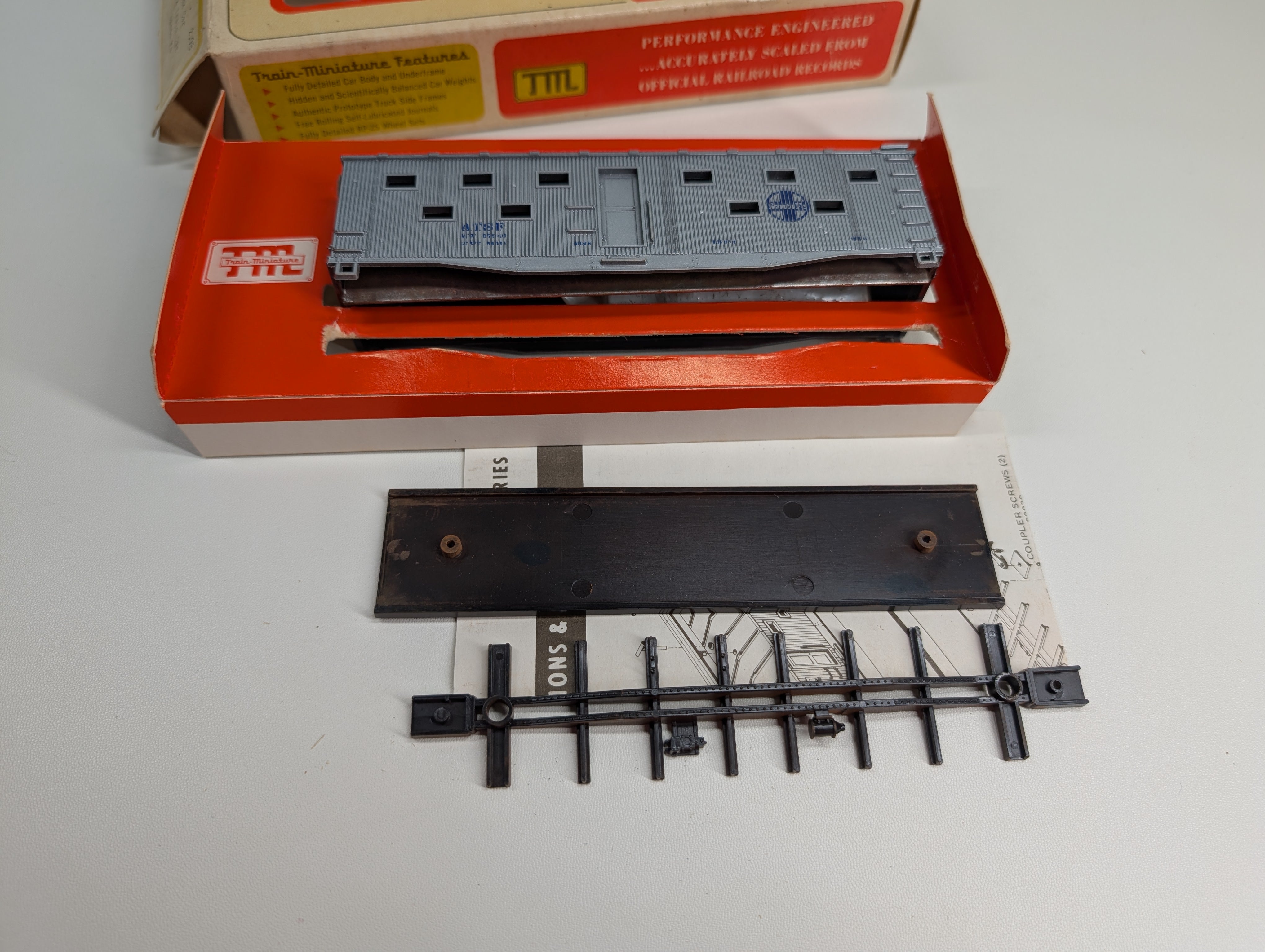 USED TRAIN MINIATURE 5524 HO Scale Bunk Car Work Train Santa Fe ATSF KIT