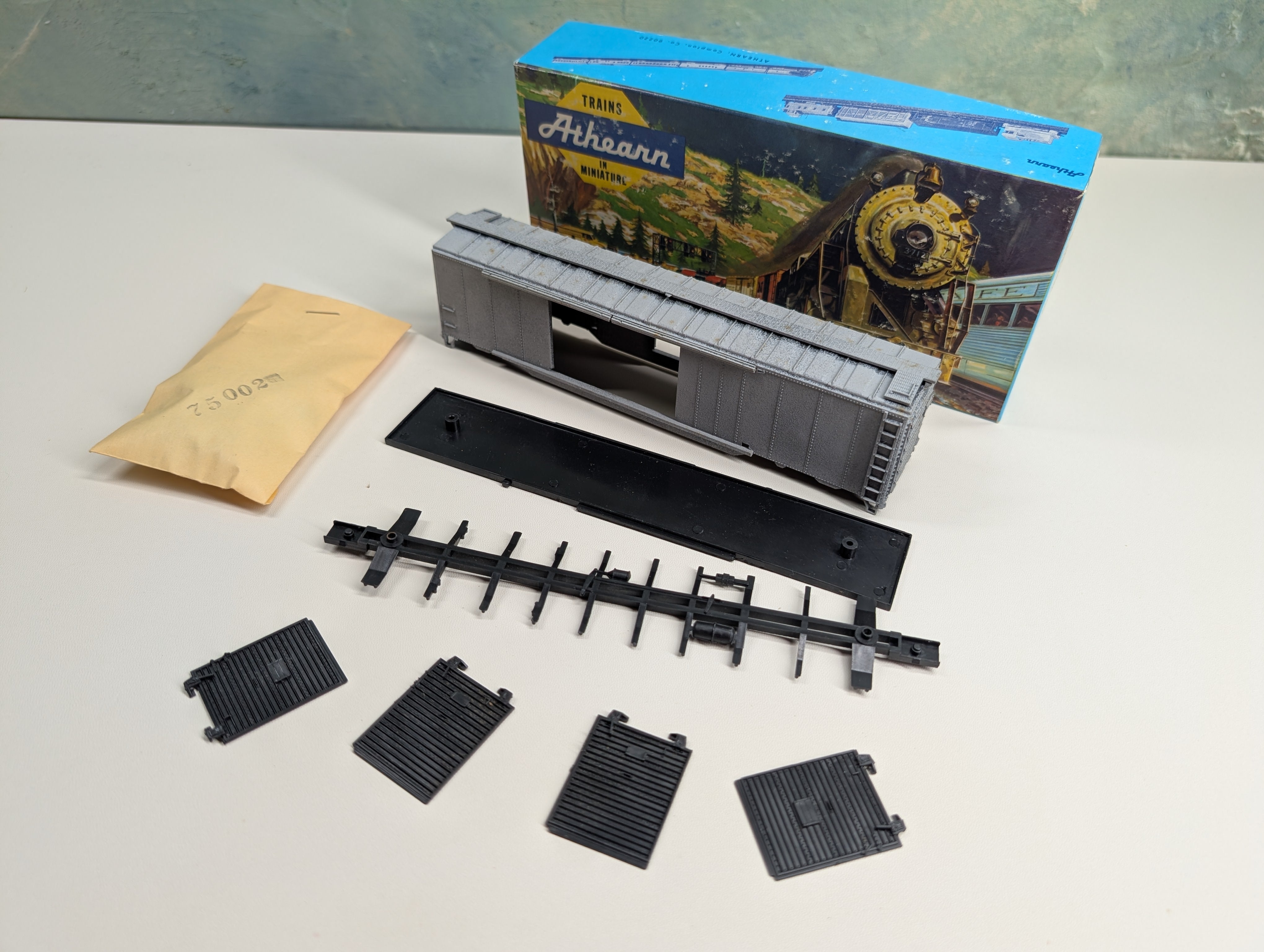 USED Athearn HO Scale Undecorated 50' DD Box Car Gray