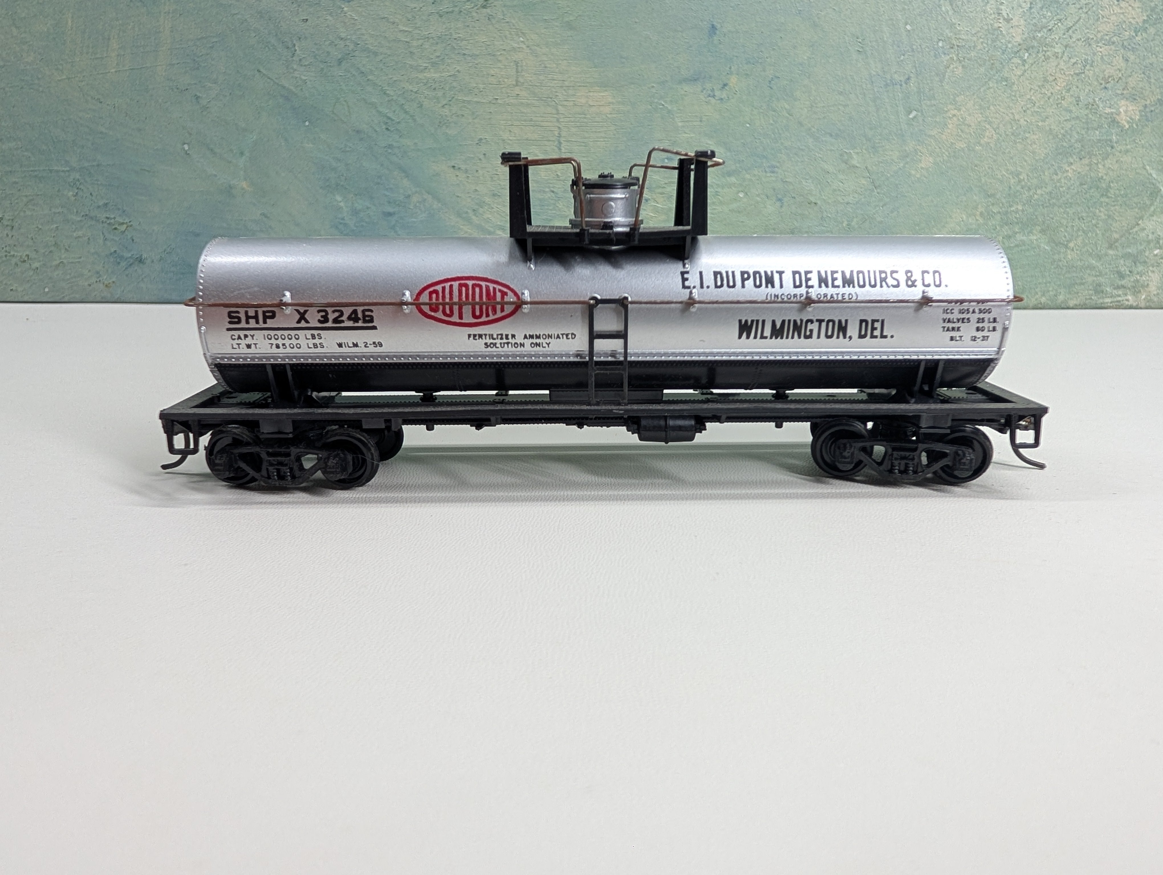USED Athearn 1553 HO Scale 40' Chemical Tank Car Dupont SHPX #3246