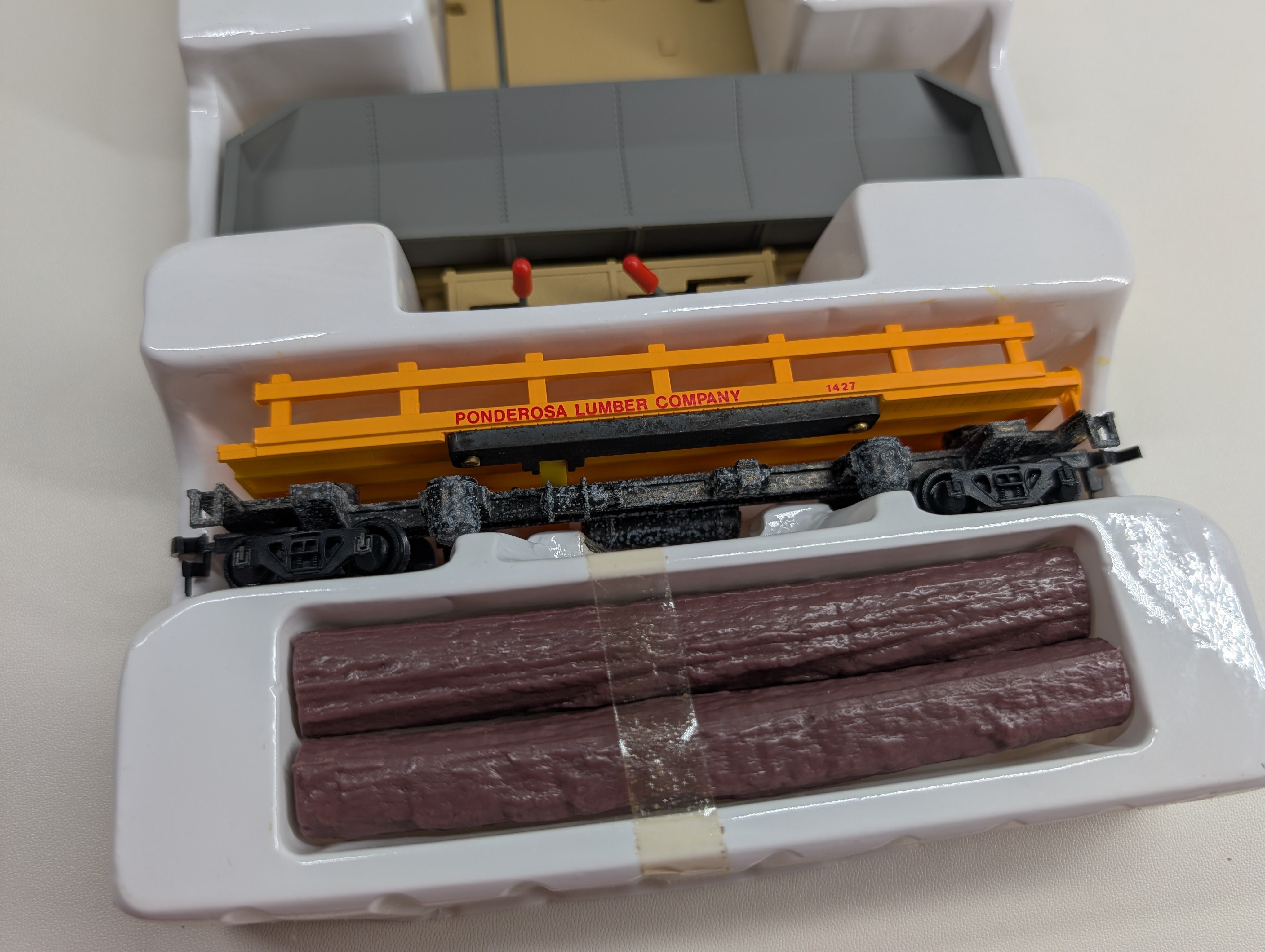 USED Bachmann 46-1203 HO Scale Operating Log Car w/ Logs & Dumping Station