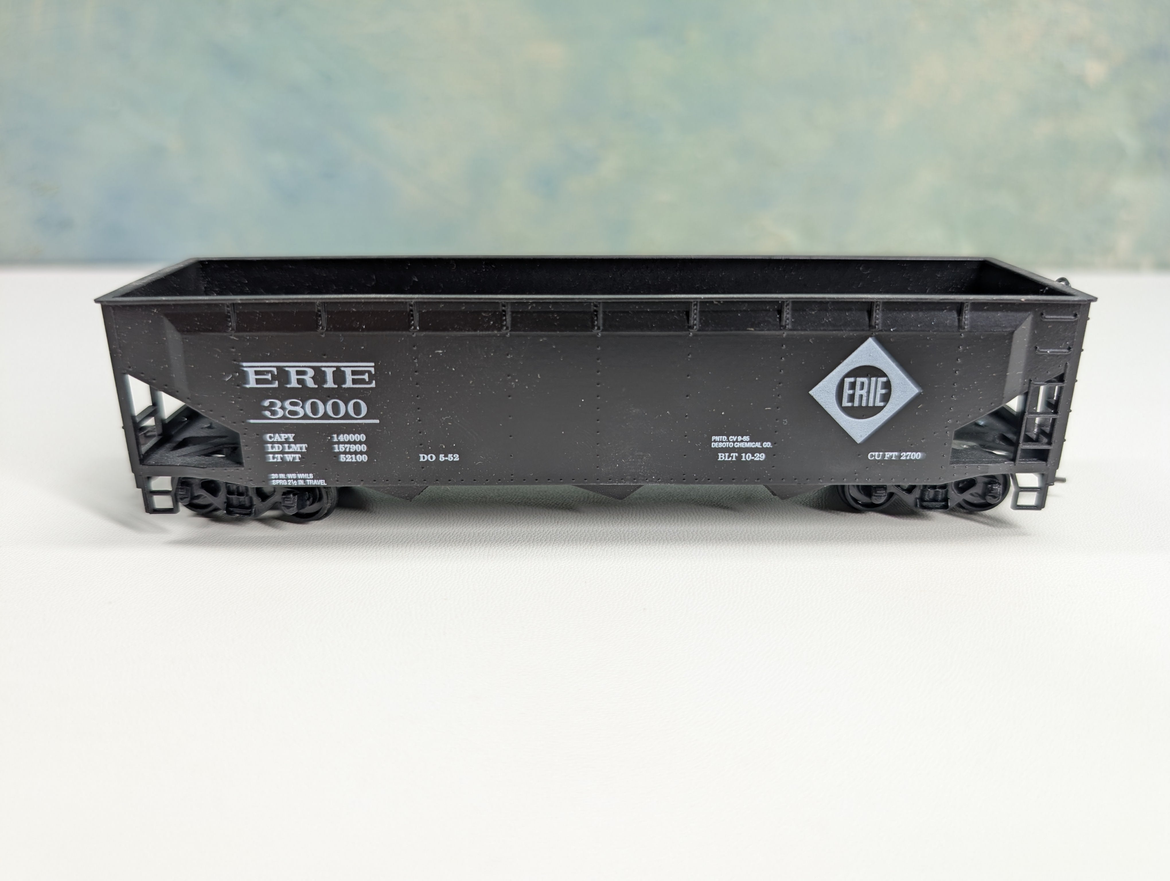 USED Roundhouse HO Scale 3 Bay Rib Side Hopper Erie #38000