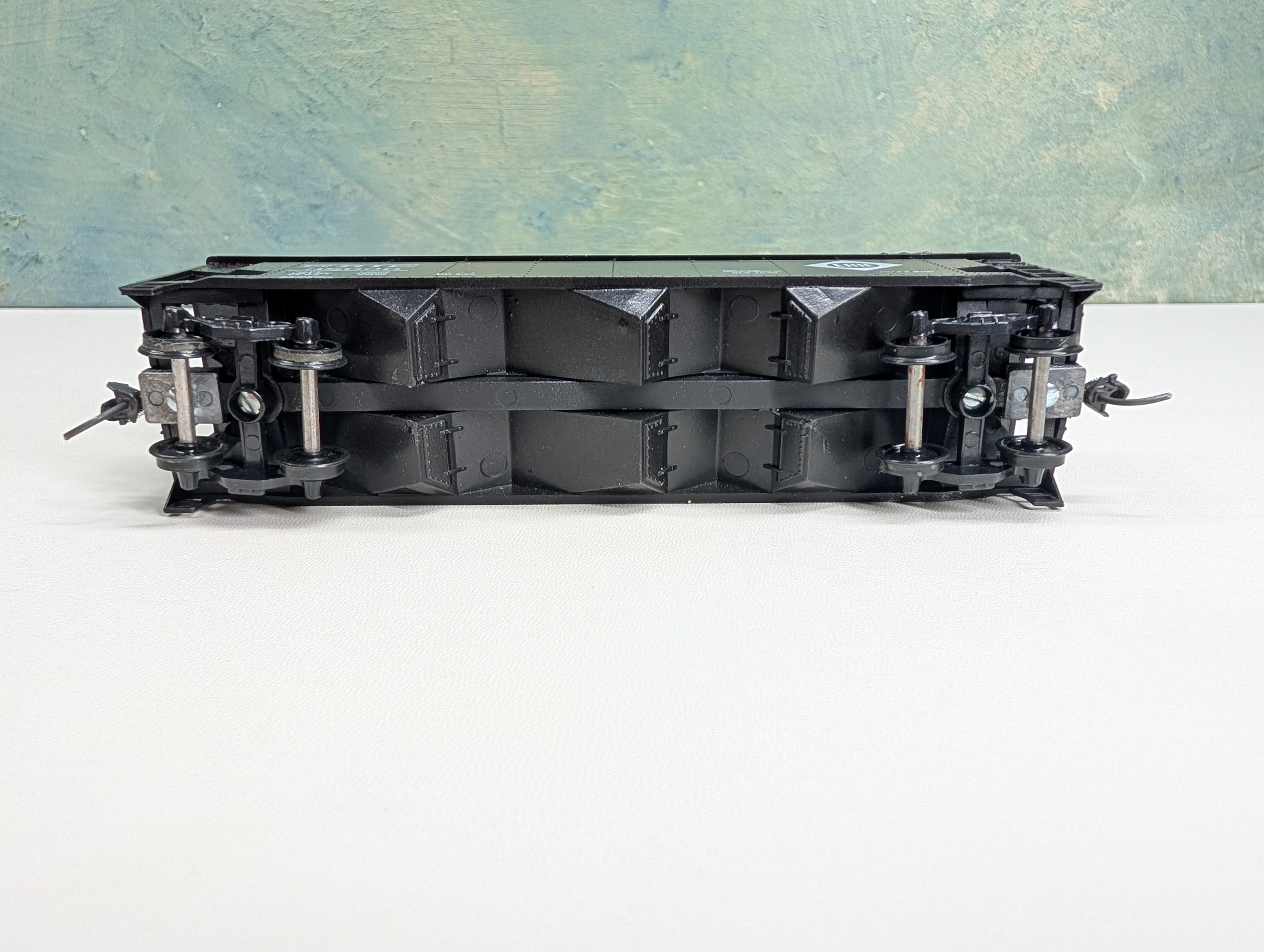 USED Roundhouse HO Scale 3 Bay Rib Side Hopper Erie #38000