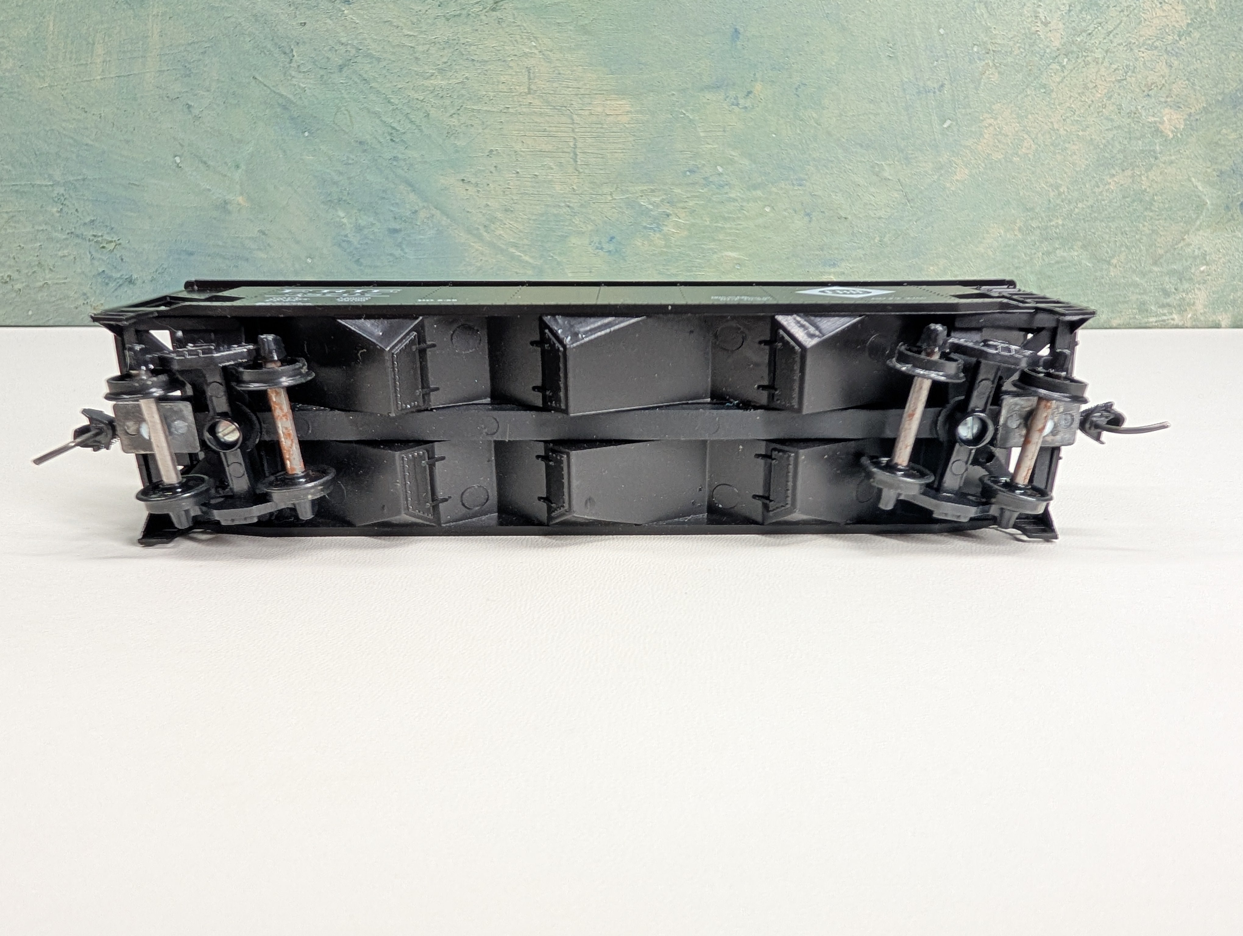 USED Roundhouse HO Scale 3 Bay Rib Side Hopper Erie #38707