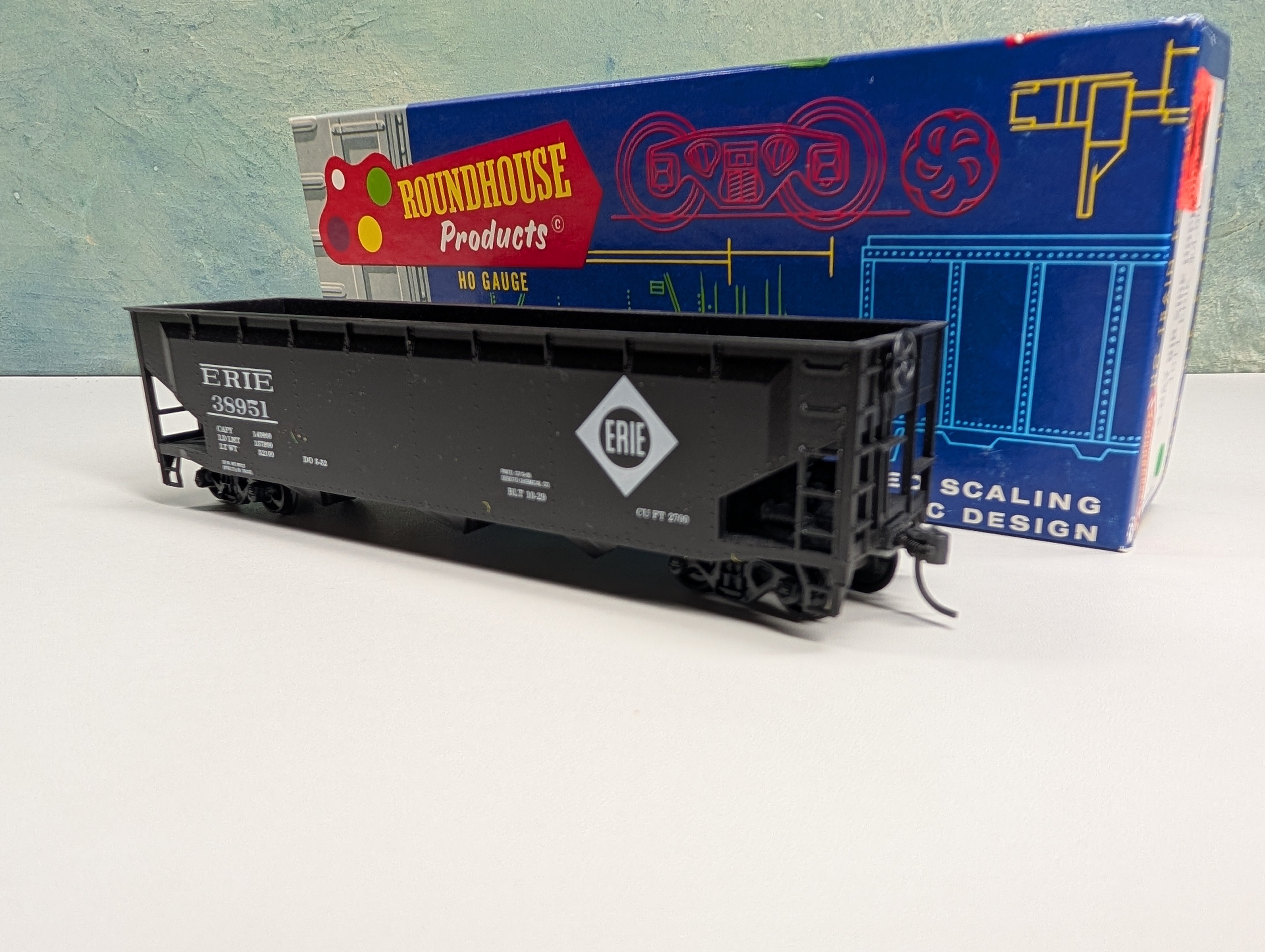 USED Roundhouse HO Scale 3 Bay Rib Side Hopper Erie #38951