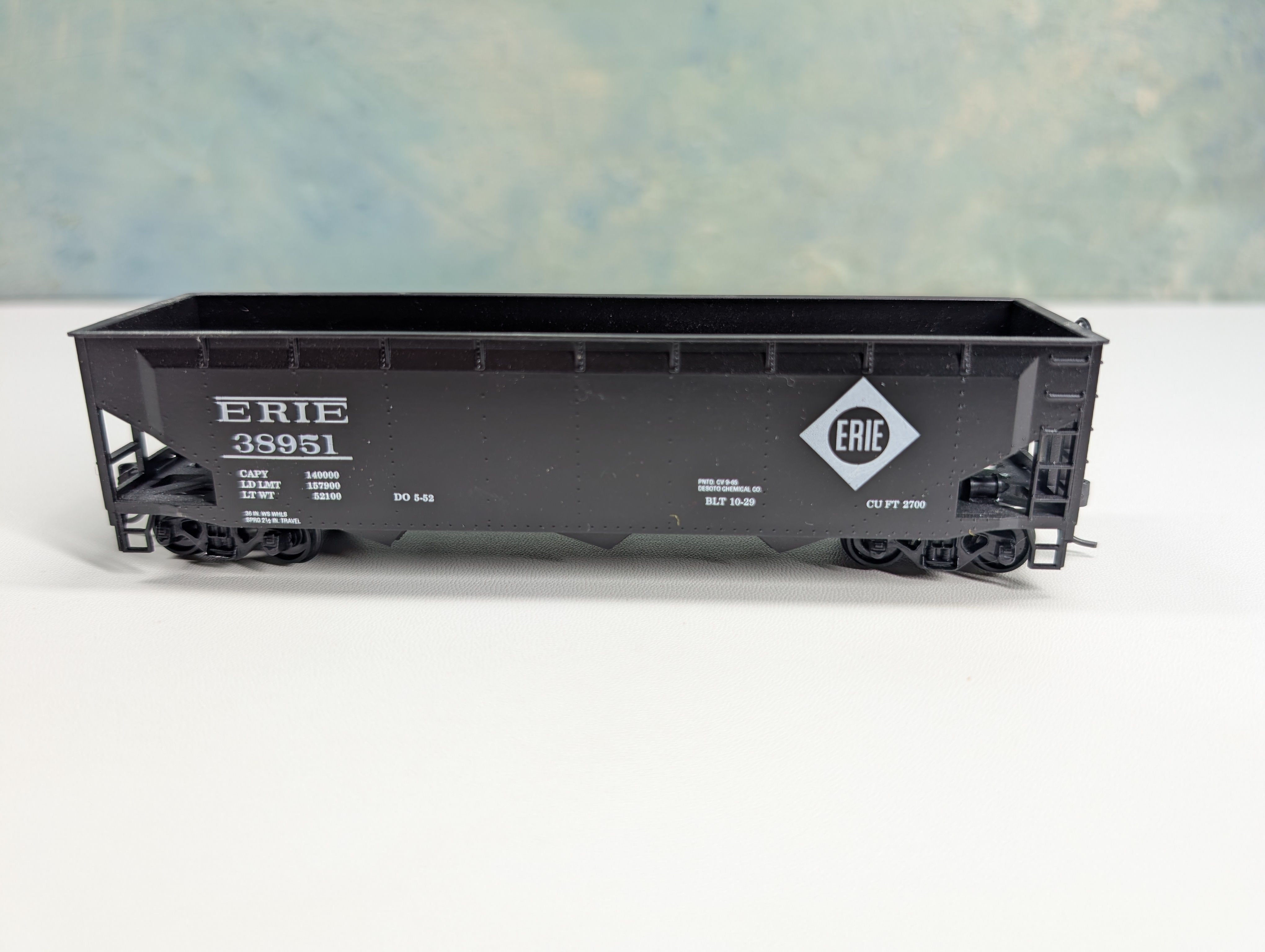 USED Roundhouse HO Scale 3 Bay Rib Side Hopper Erie #38951