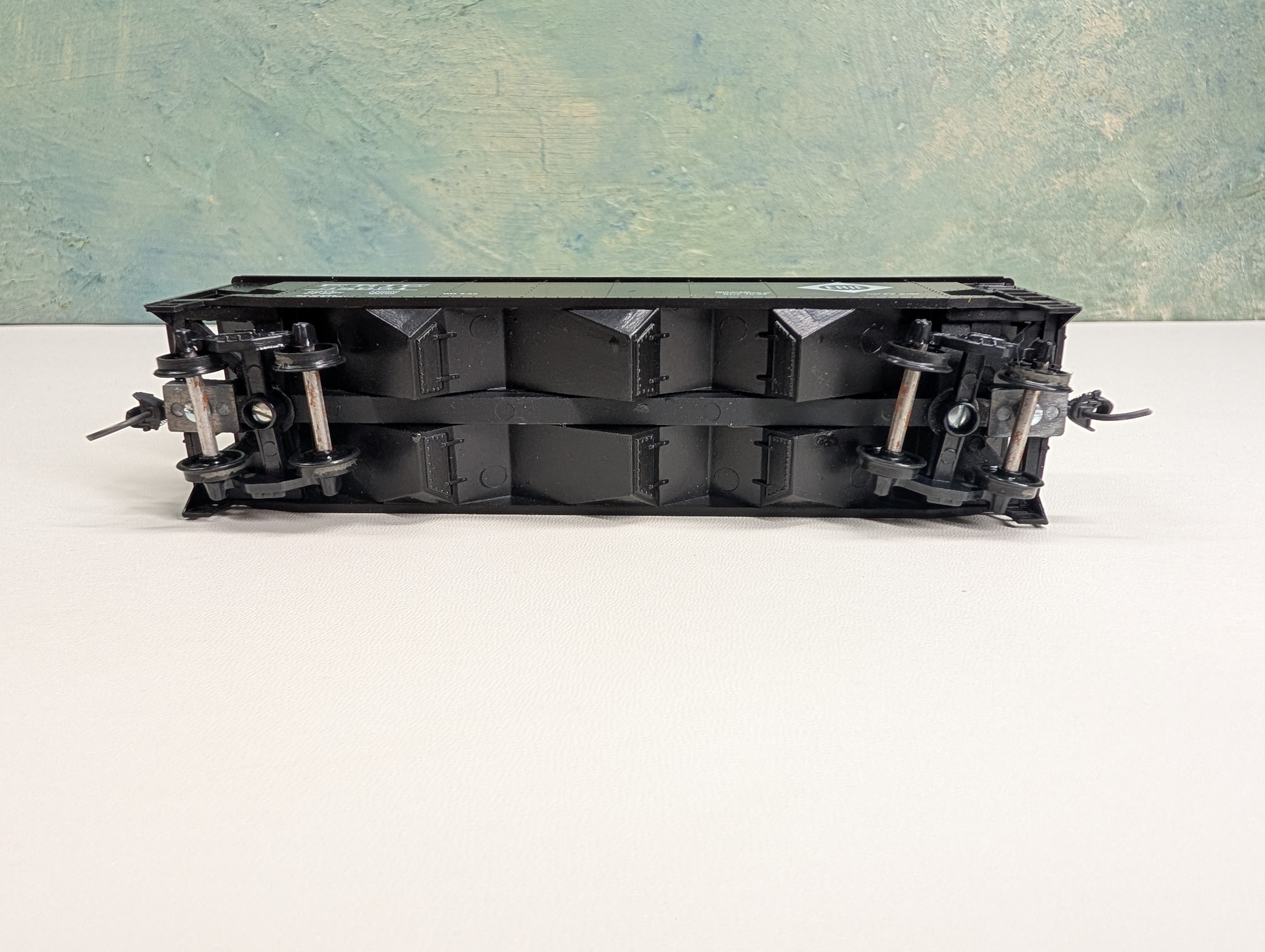 USED Roundhouse HO Scale 3 Bay Rib Side Hopper Erie #38951