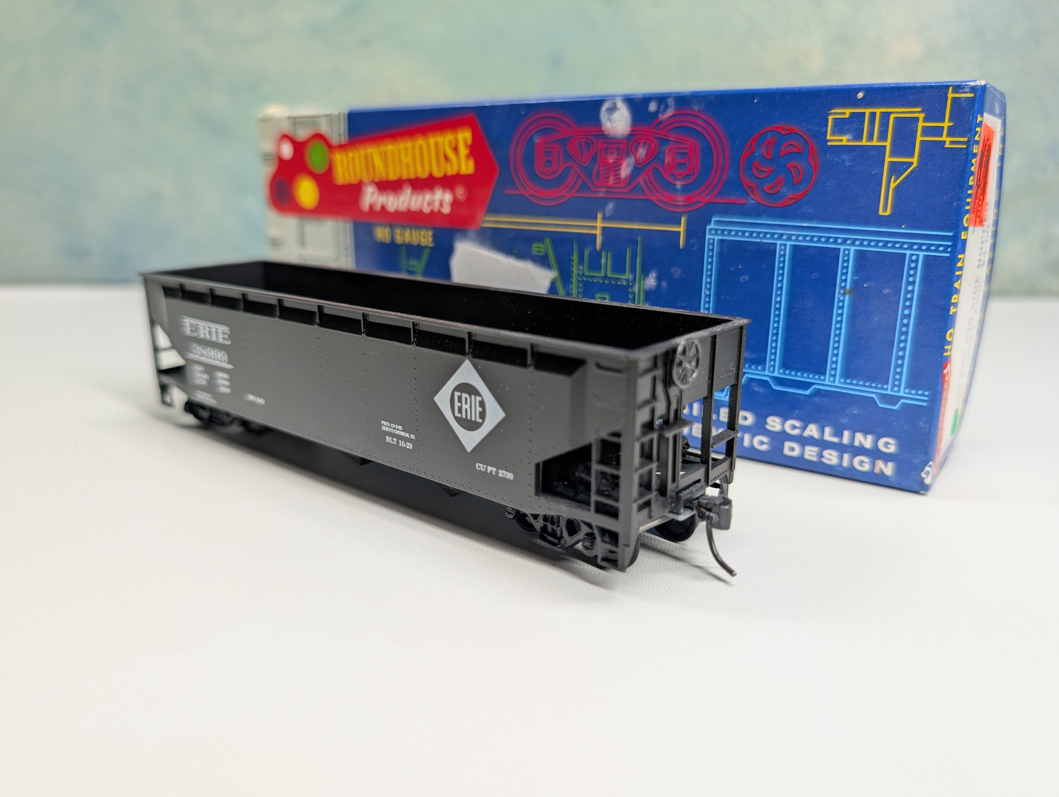 USED Roundhouse HO Scale 3 Bay Rib Side Hopper Erie #38999