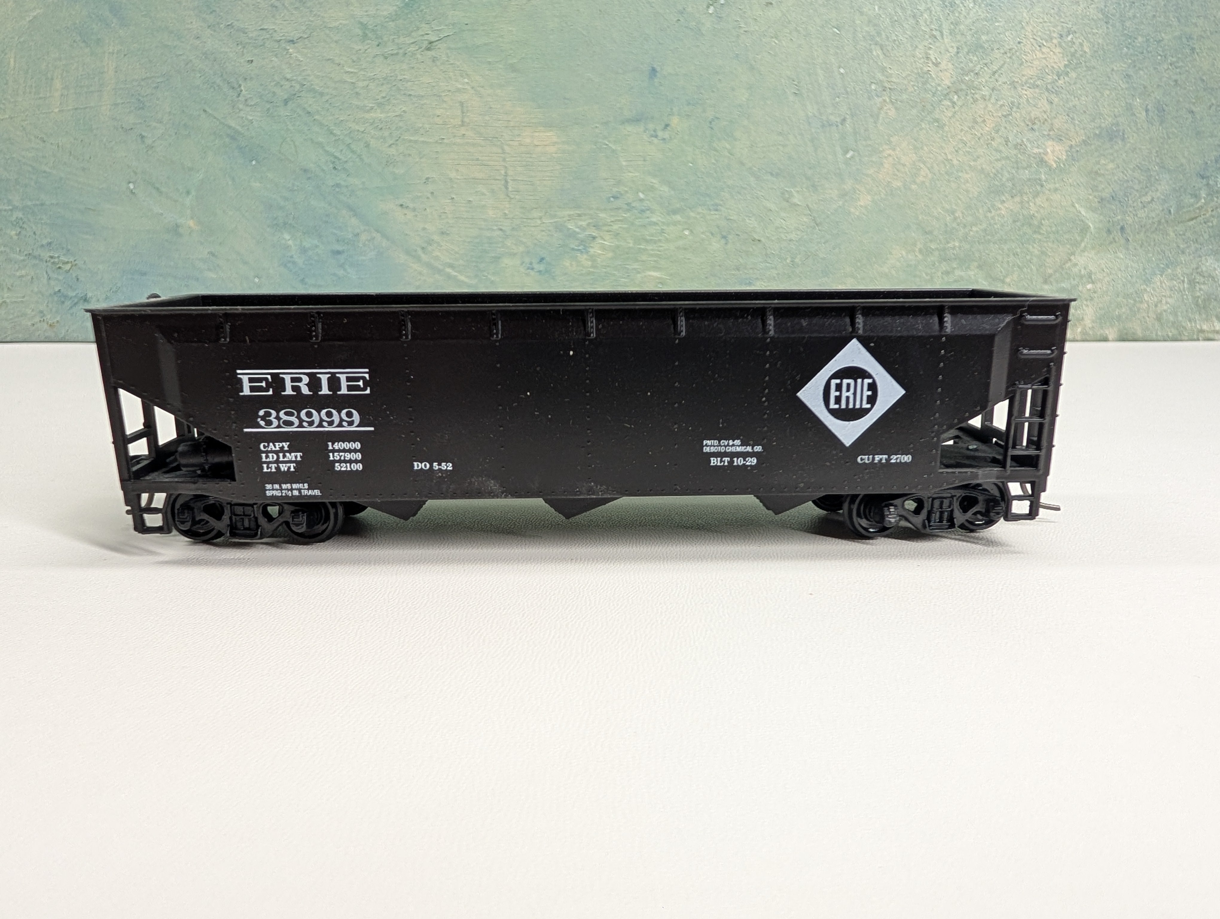 USED Roundhouse HO Scale 3 Bay Rib Side Hopper Erie #38999