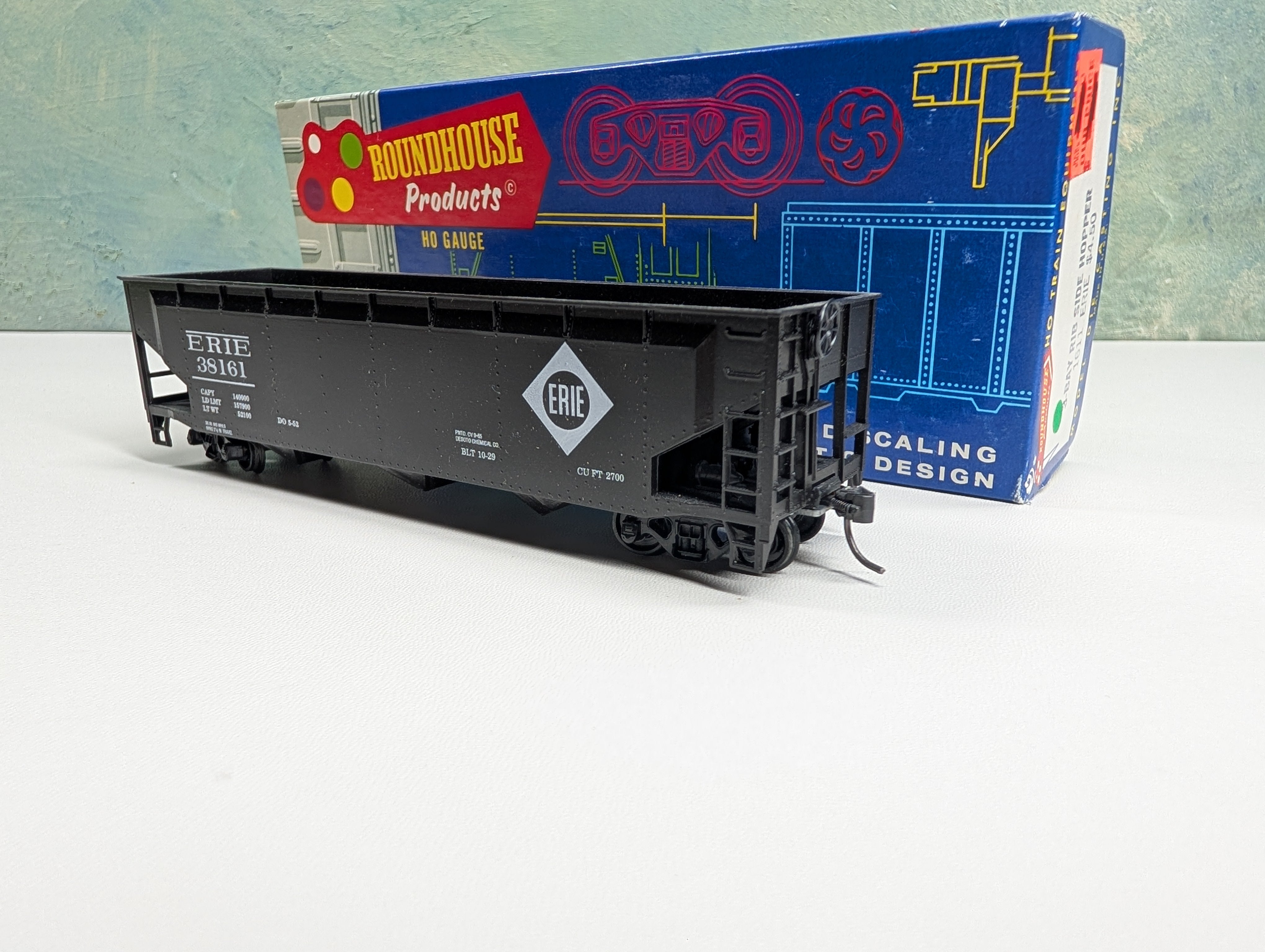 USED Roundhouse HO Scale 3 Bay Rib Side Hopper Erie #38161