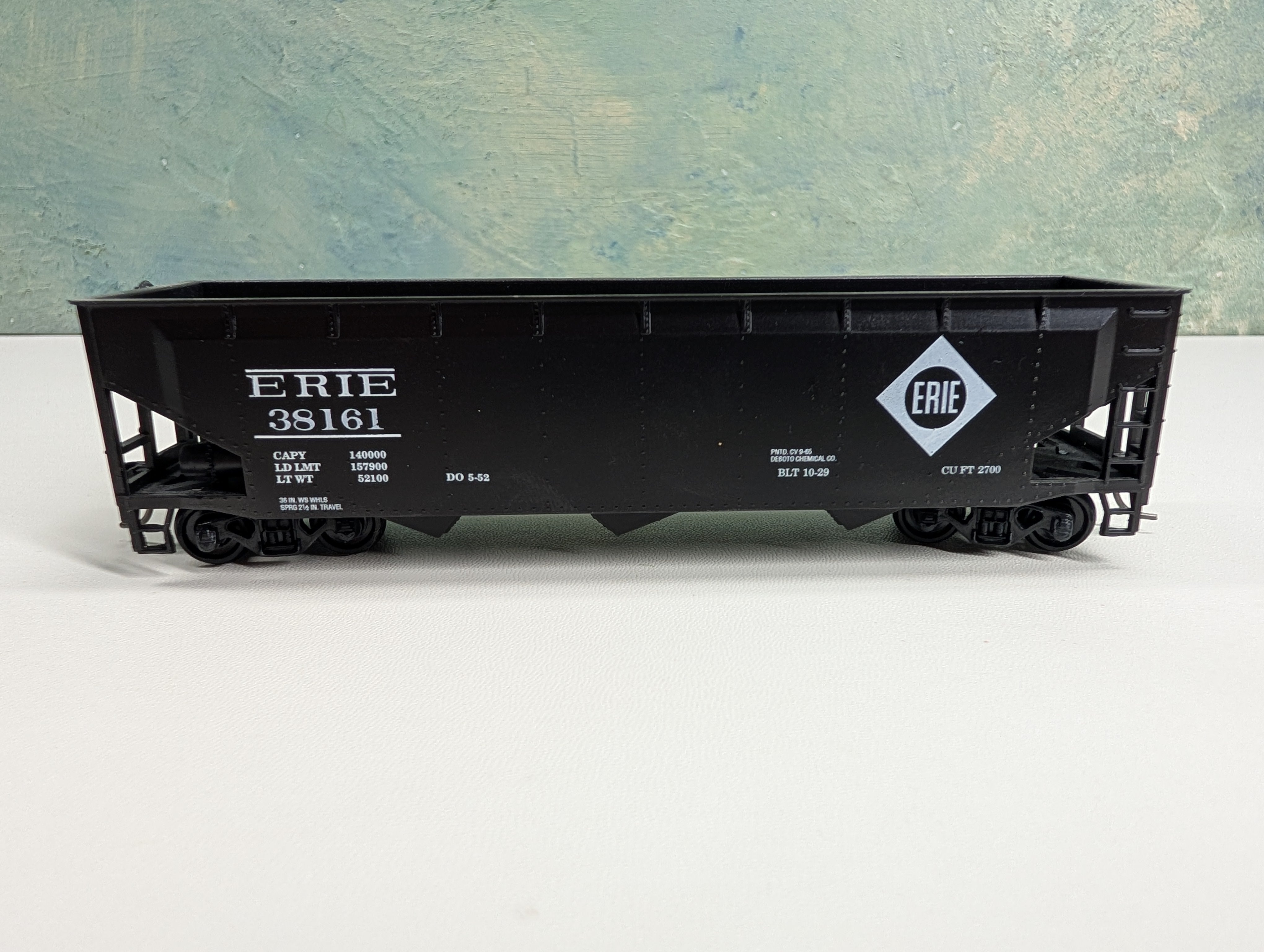 USED Roundhouse HO Scale 3 Bay Rib Side Hopper Erie #38161