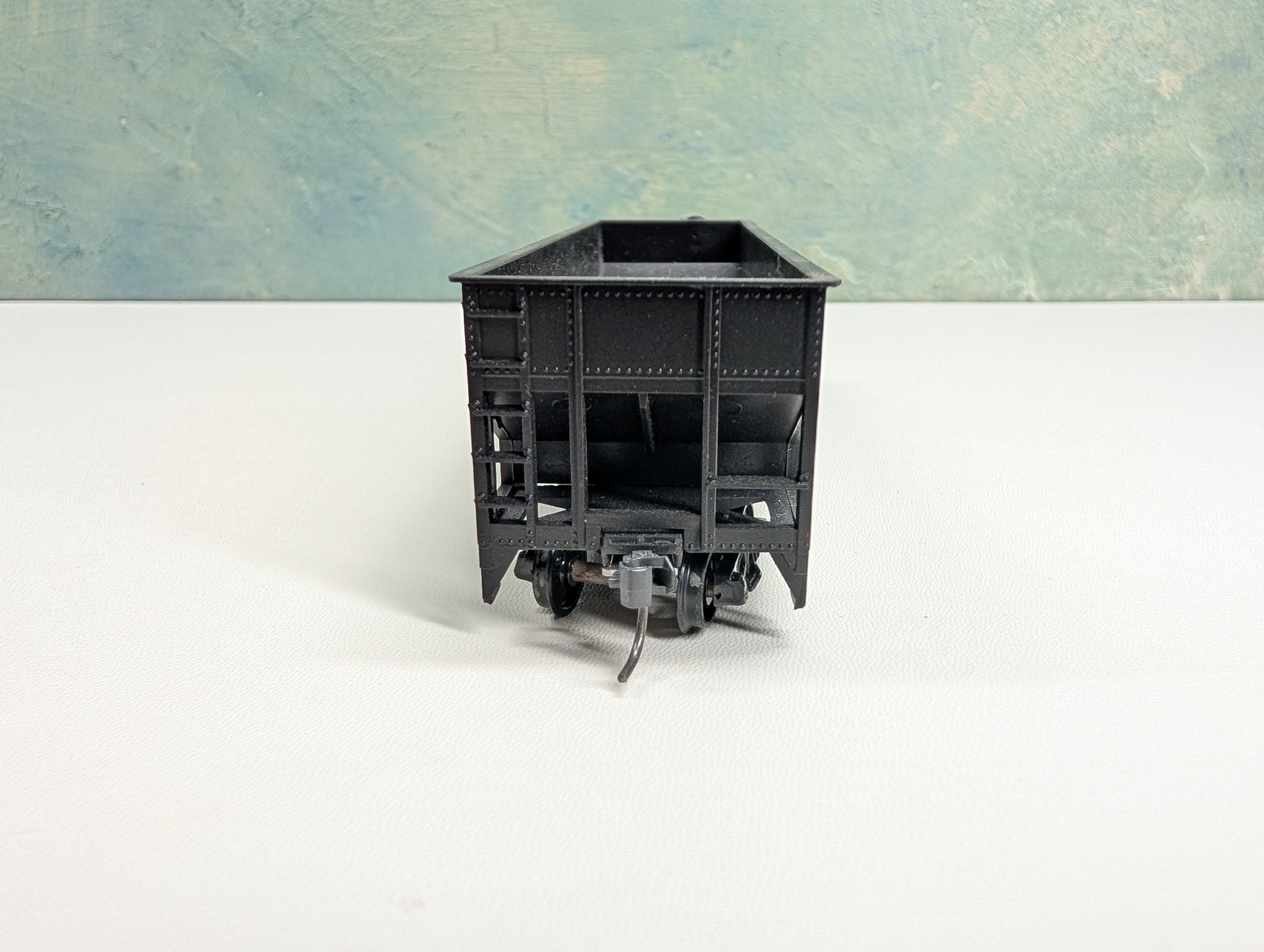 USED Roundhouse HO Scale 3 Bay Rib Side Hopper Erie #38161
