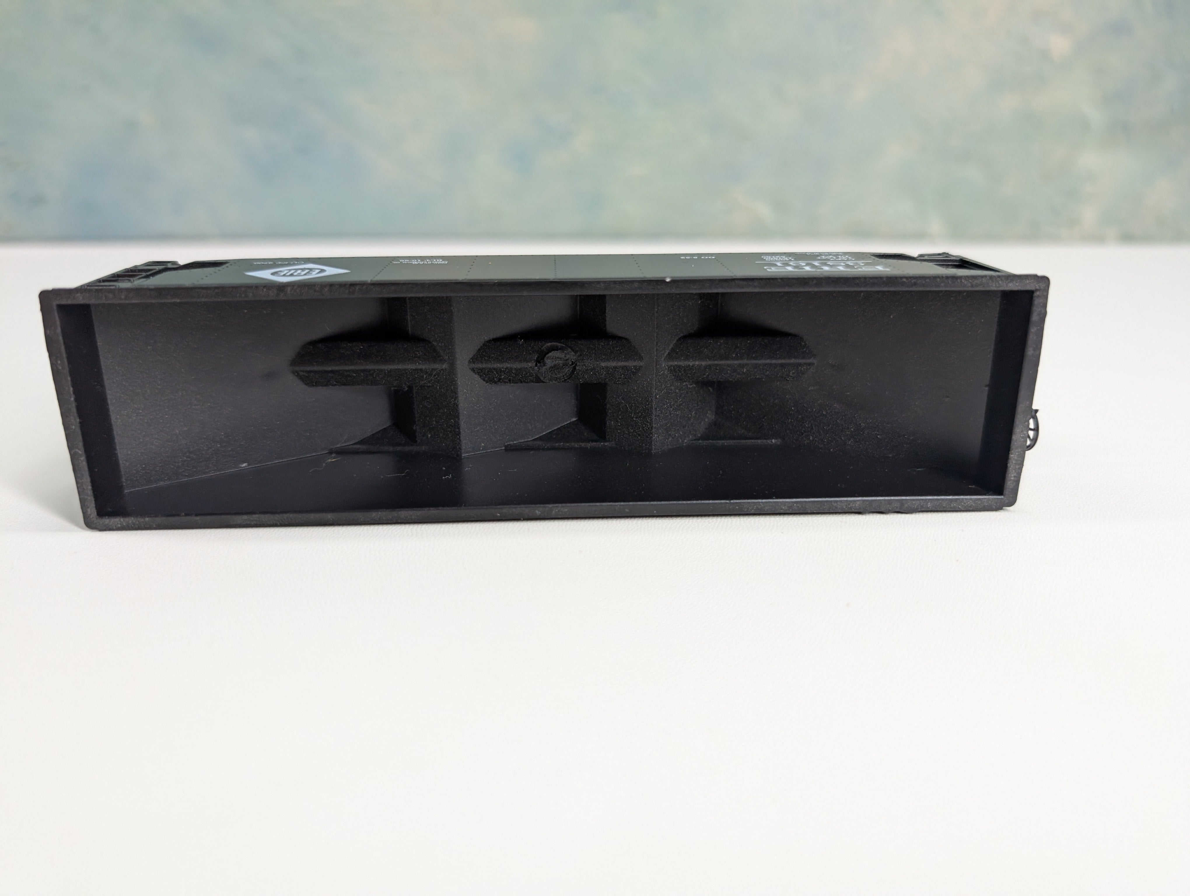 USED Roundhouse HO Scale 3 Bay Rib Side Hopper Erie #38161